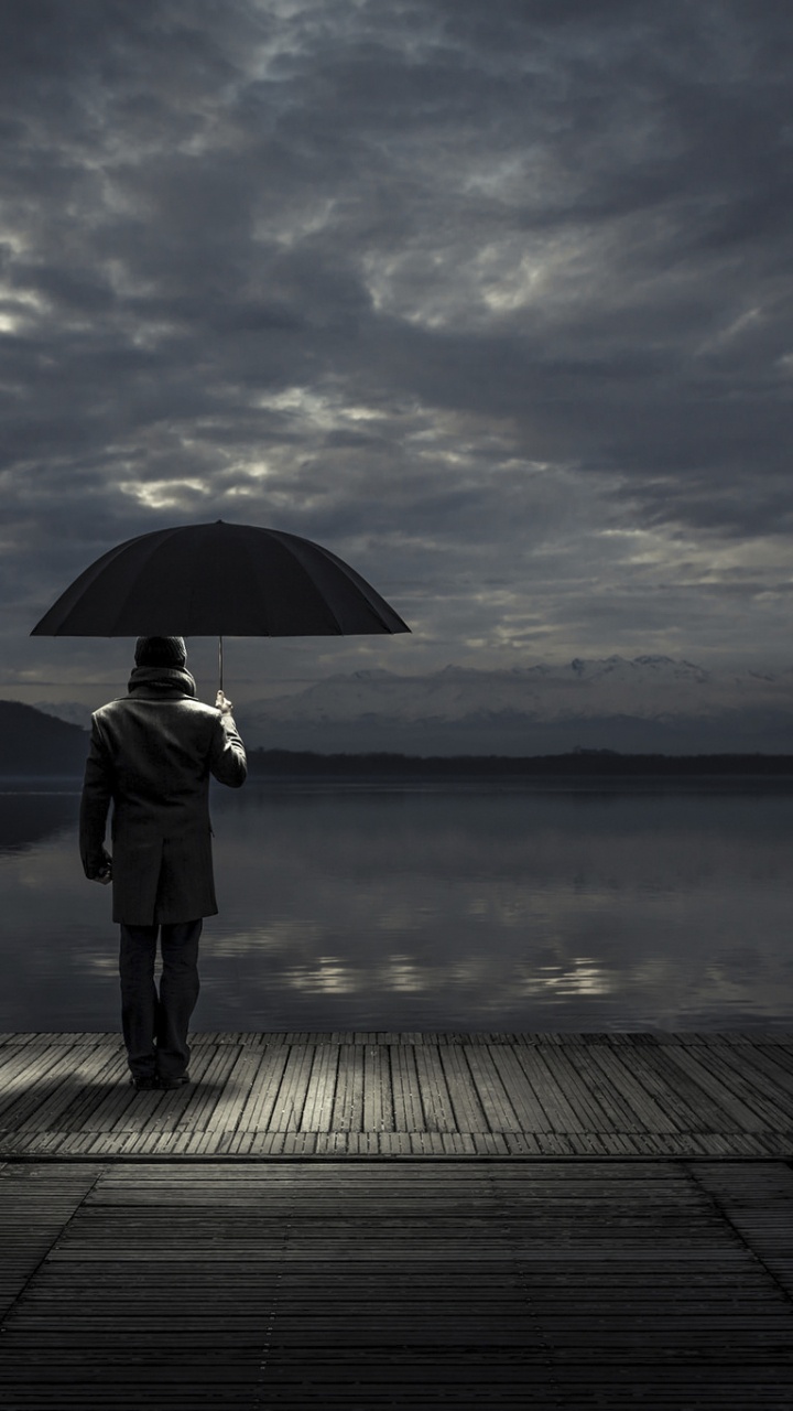 Обои зонтик, черный, вода, облако, темнота в разрешении 720x1280