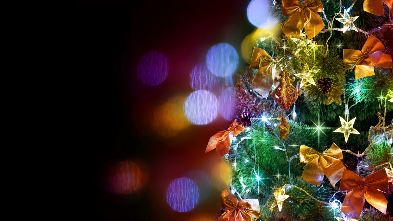 Обои Рождественский день, елка, Рождественские украшения, освещение, Рождество в разрешении 1366x768