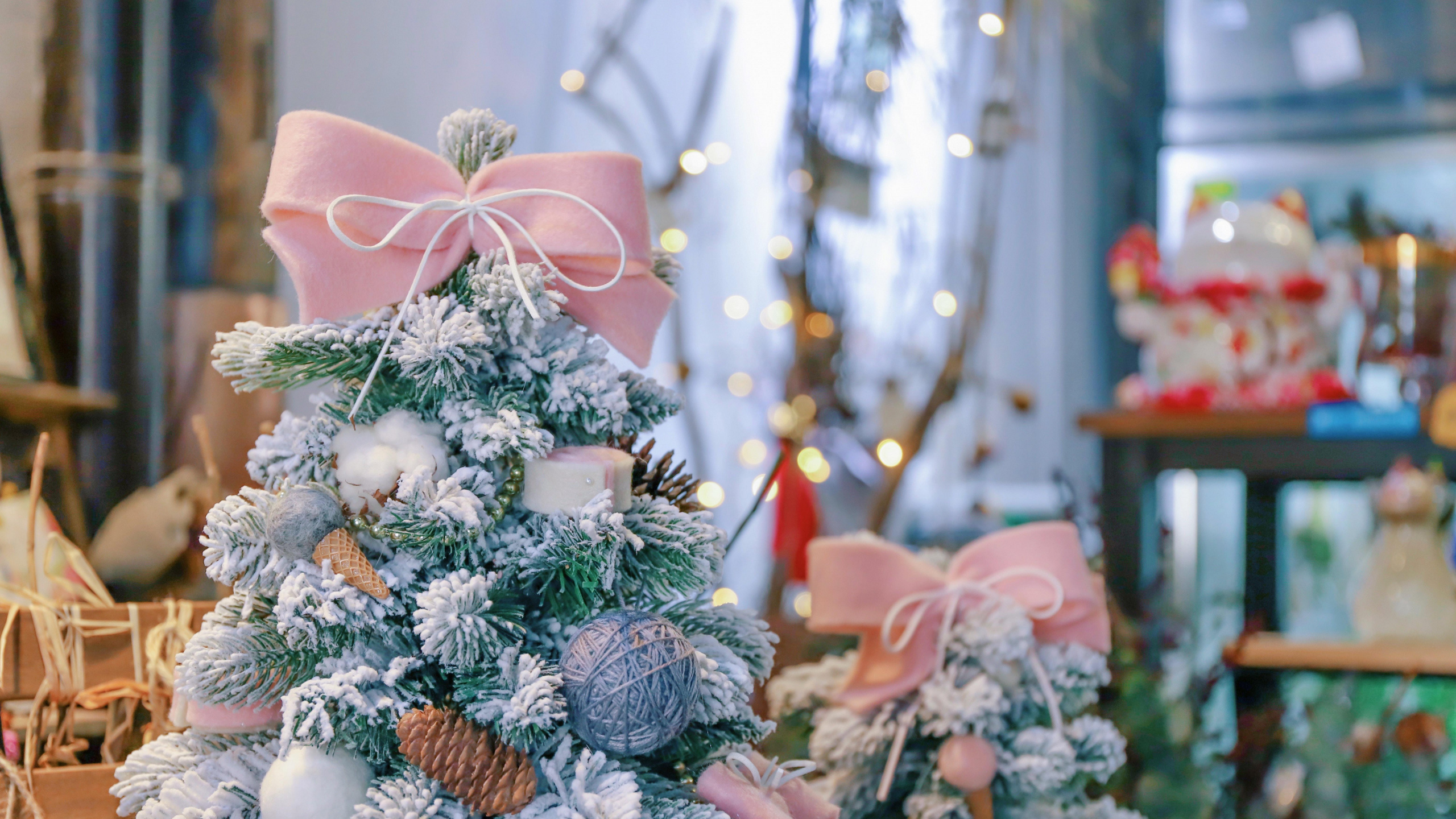 Обои Рождественский день, Рождественские украшения, Новый год, елка, Рождество в разрешении 2560x1440