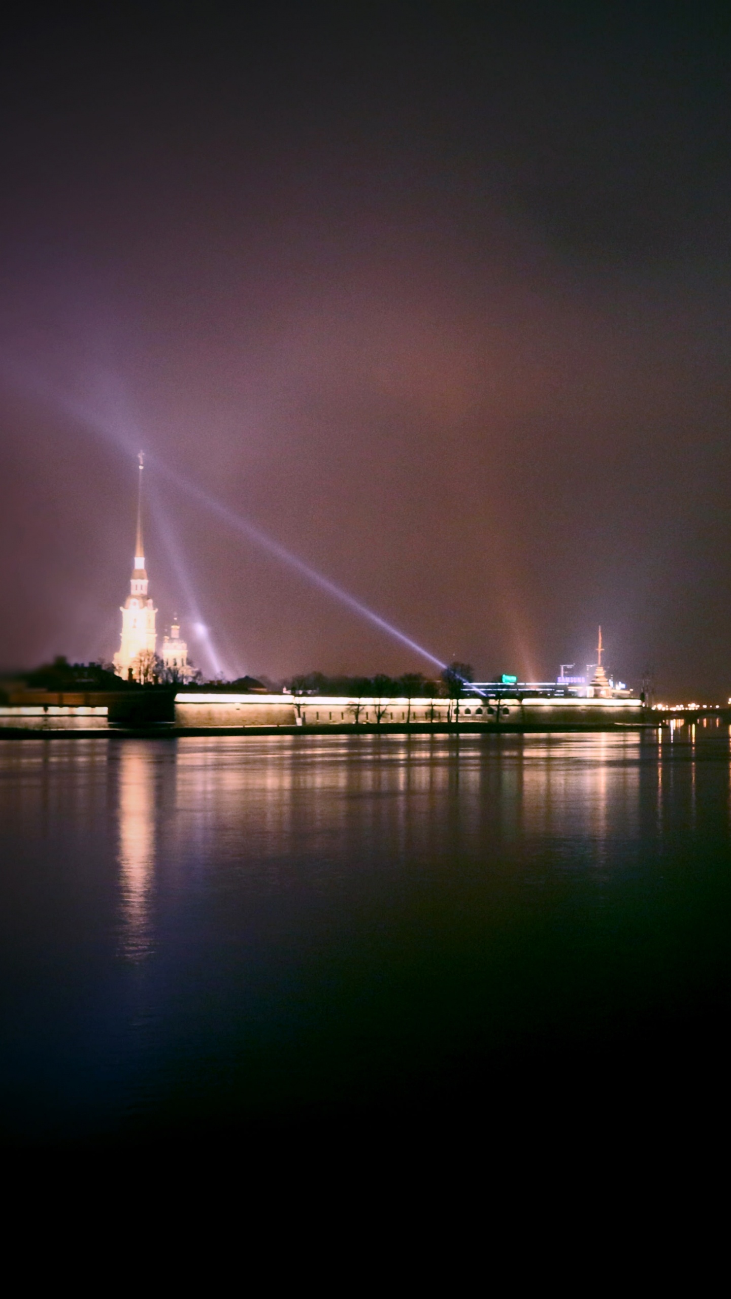 Обои ночь, Петропавловская крепость, Нева, вода, отражение в разрешении 1440x2560