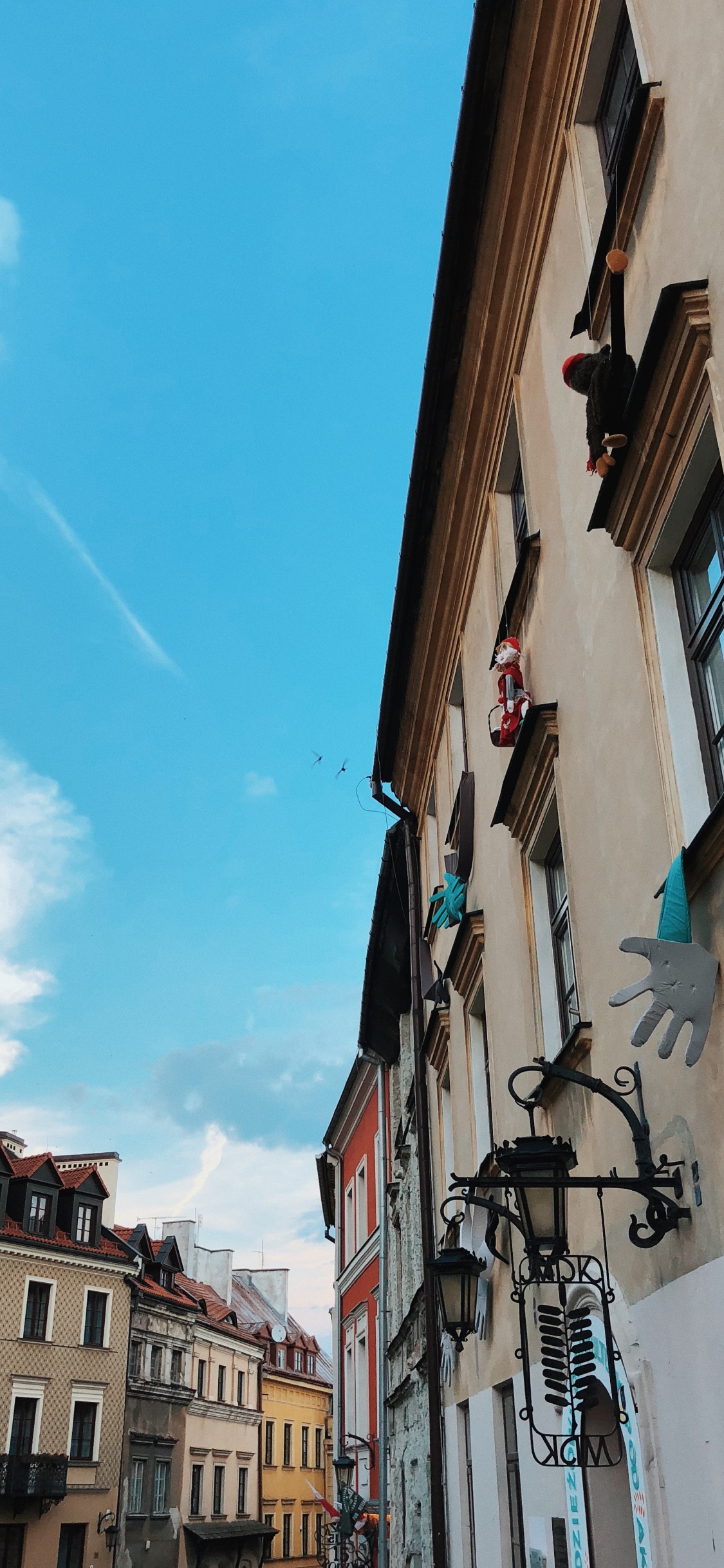 Обои дорога, жилой район, синий, зима, архитектура в разрешении 1125x2436