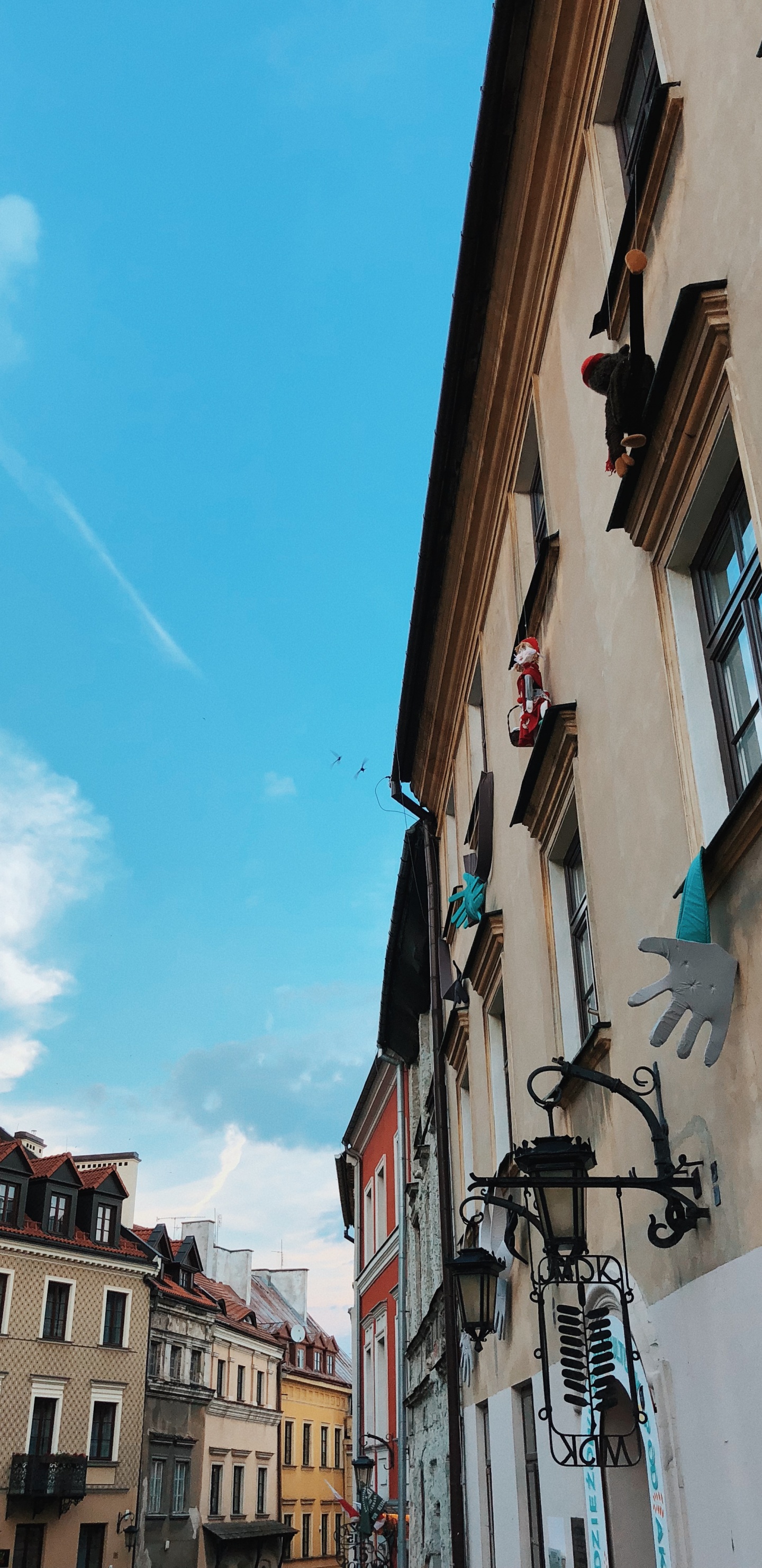 Обои дорога, жилой район, синий, зима, архитектура в разрешении 1440x2960