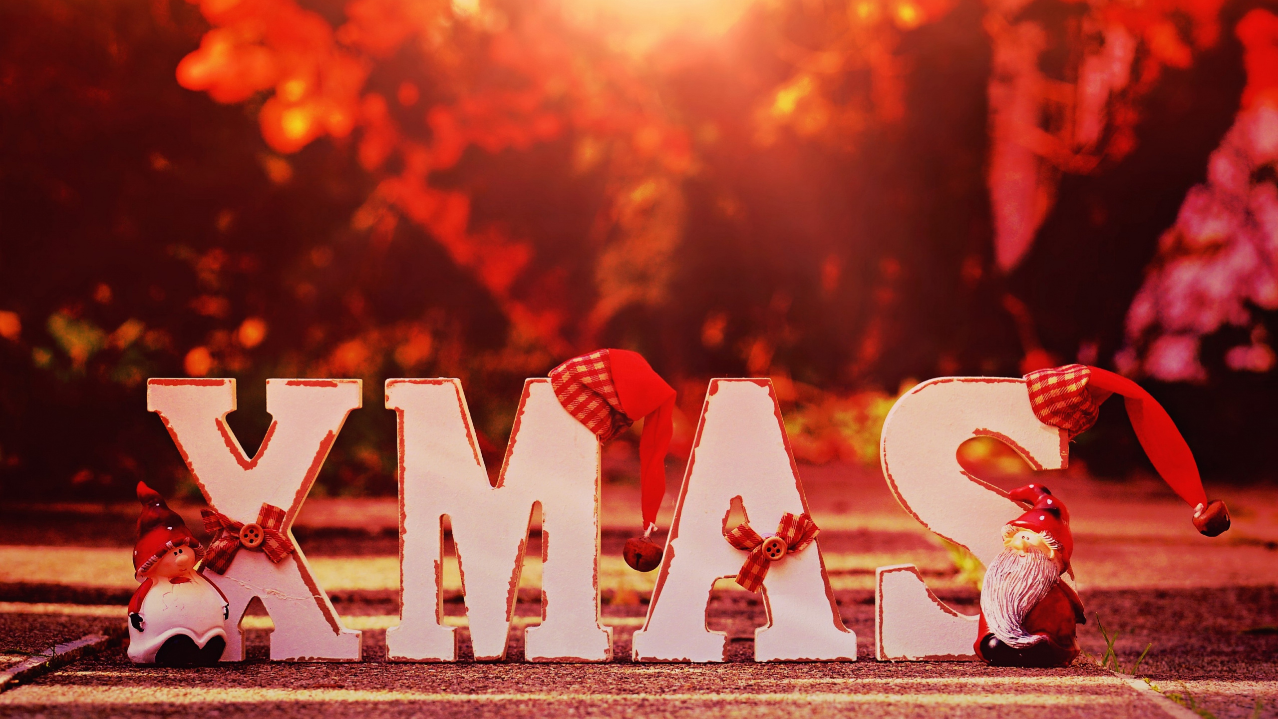 Обои Дед Мороз, пламя, Рождество, огонь, традиция в разрешении 2560x1440