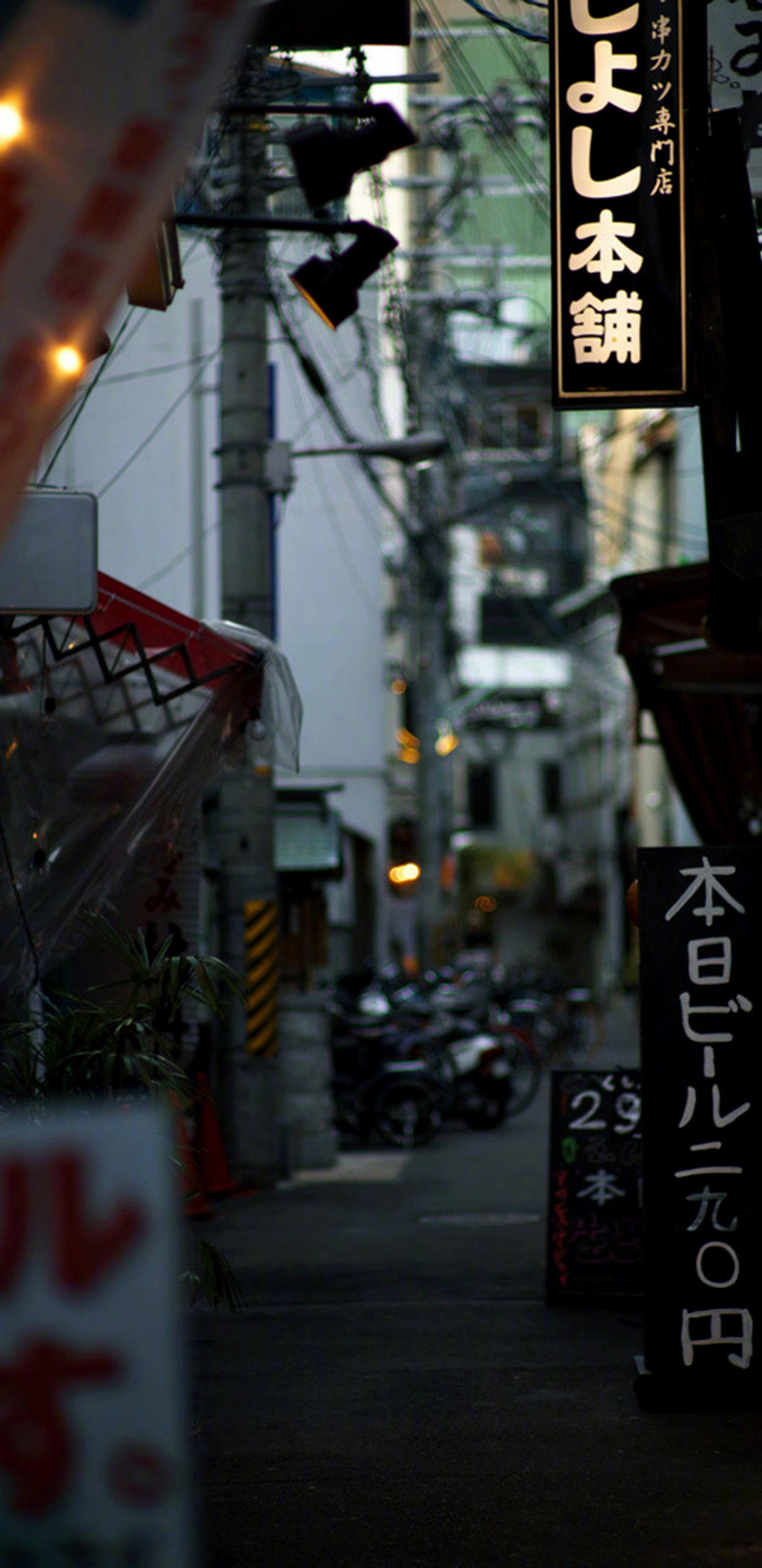 Обои аниме, Какаши Хатаке, здание, инфраструктура, освещение в разрешении 1440x2960