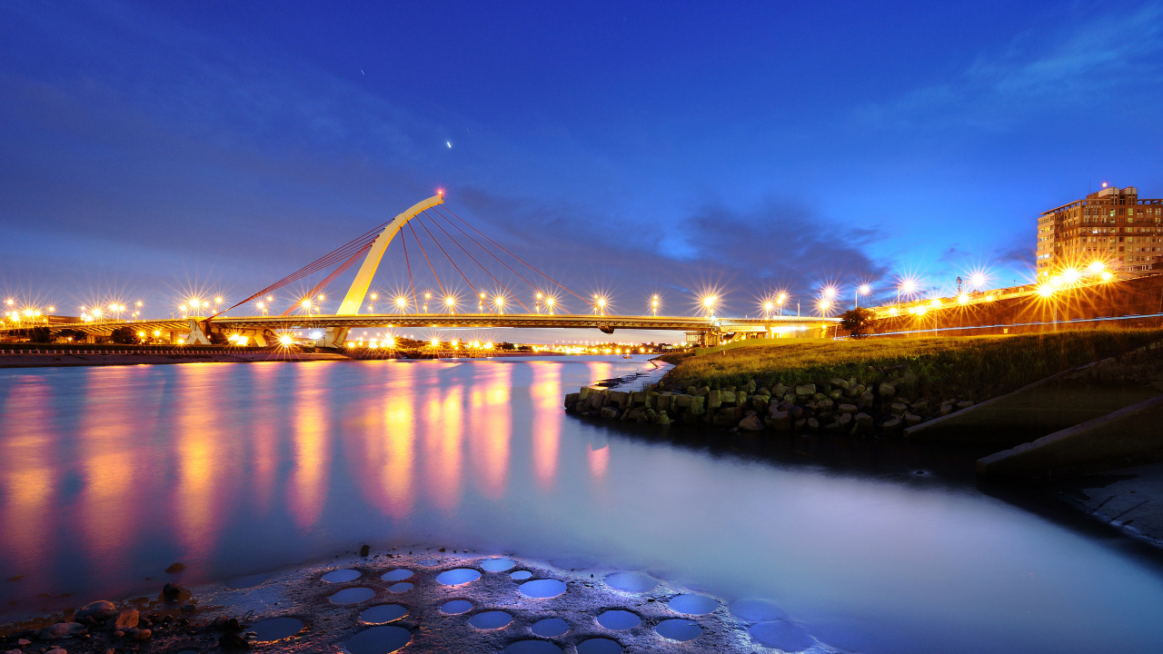Обои мост, вода, отражение, ориентир, ночь в разрешении 1280x720