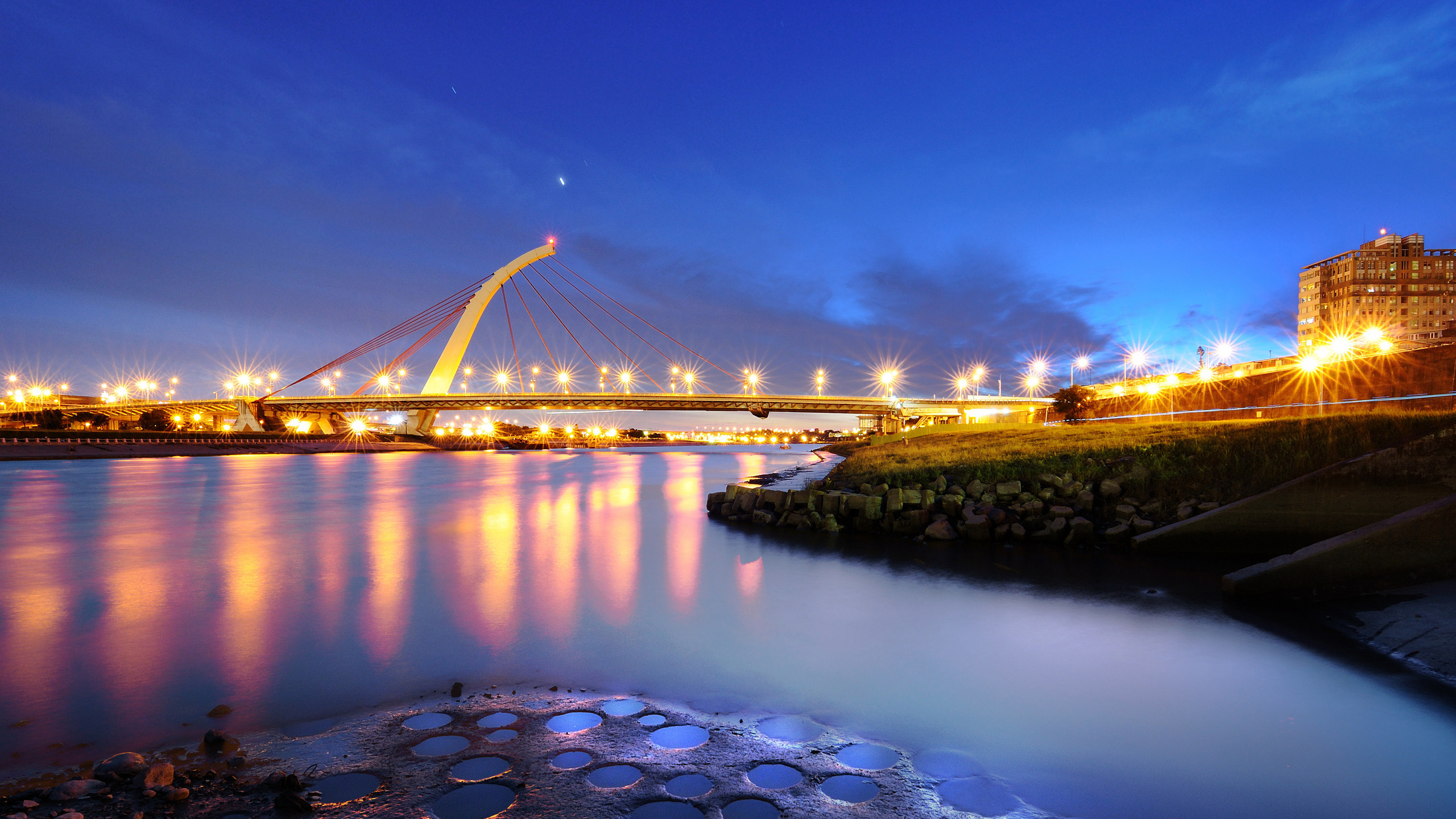 Обои мост, вода, отражение, ориентир, ночь в разрешении 2560x1440
