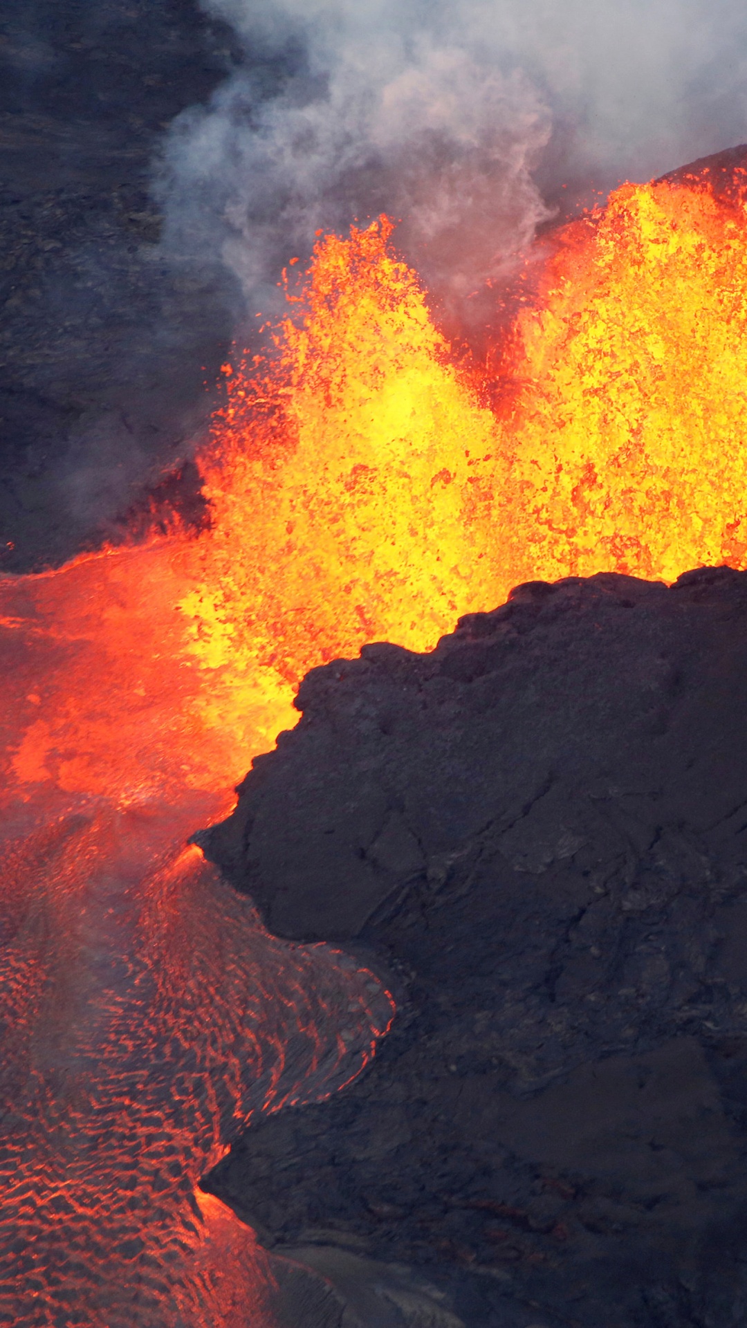 Обои вулкан, лава, вентиляционные щели, купол лавы, вулканического рельефа в разрешении 1080x1920
