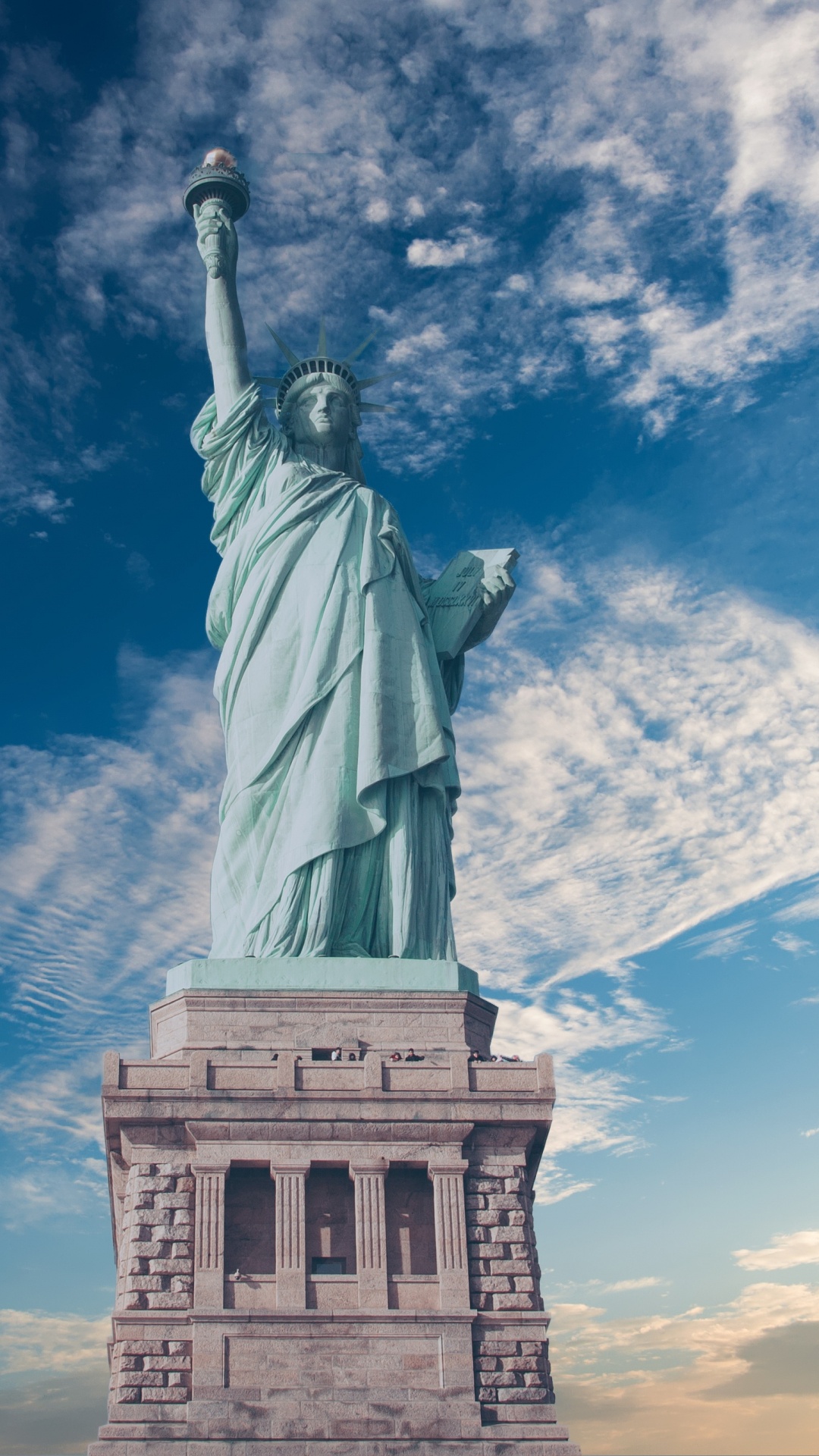 Обои статуя свободы, статуя, ориентир, памятник, облако в разрешении 1080x1920