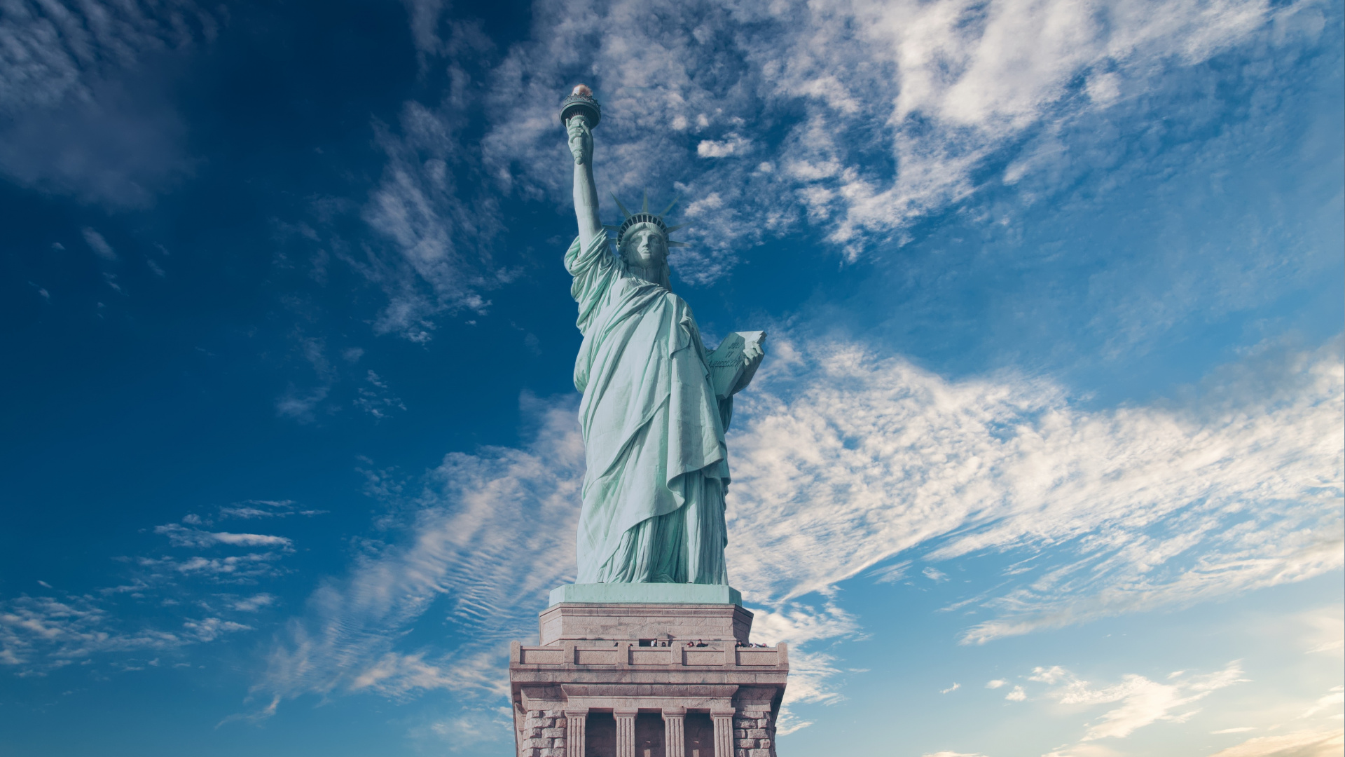 Обои статуя свободы, статуя, ориентир, памятник, облако в разрешении 1920x1080