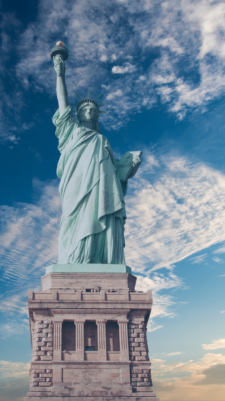 Обои статуя свободы, статуя, ориентир, памятник, облако в разрешении 720x1280