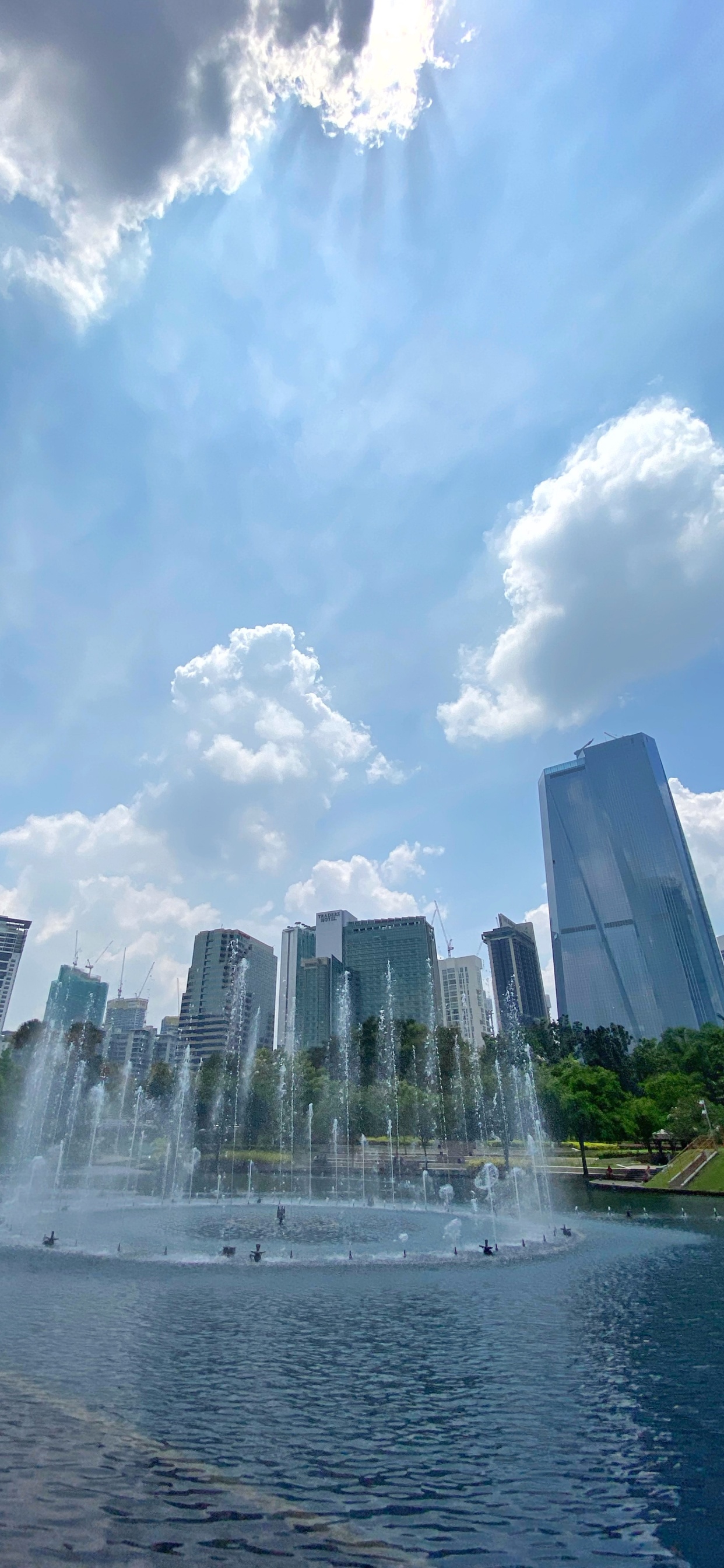 Обои природа, пейзажи гор, гидроресурсы, водопад, дневное время в разрешении 1242x2688