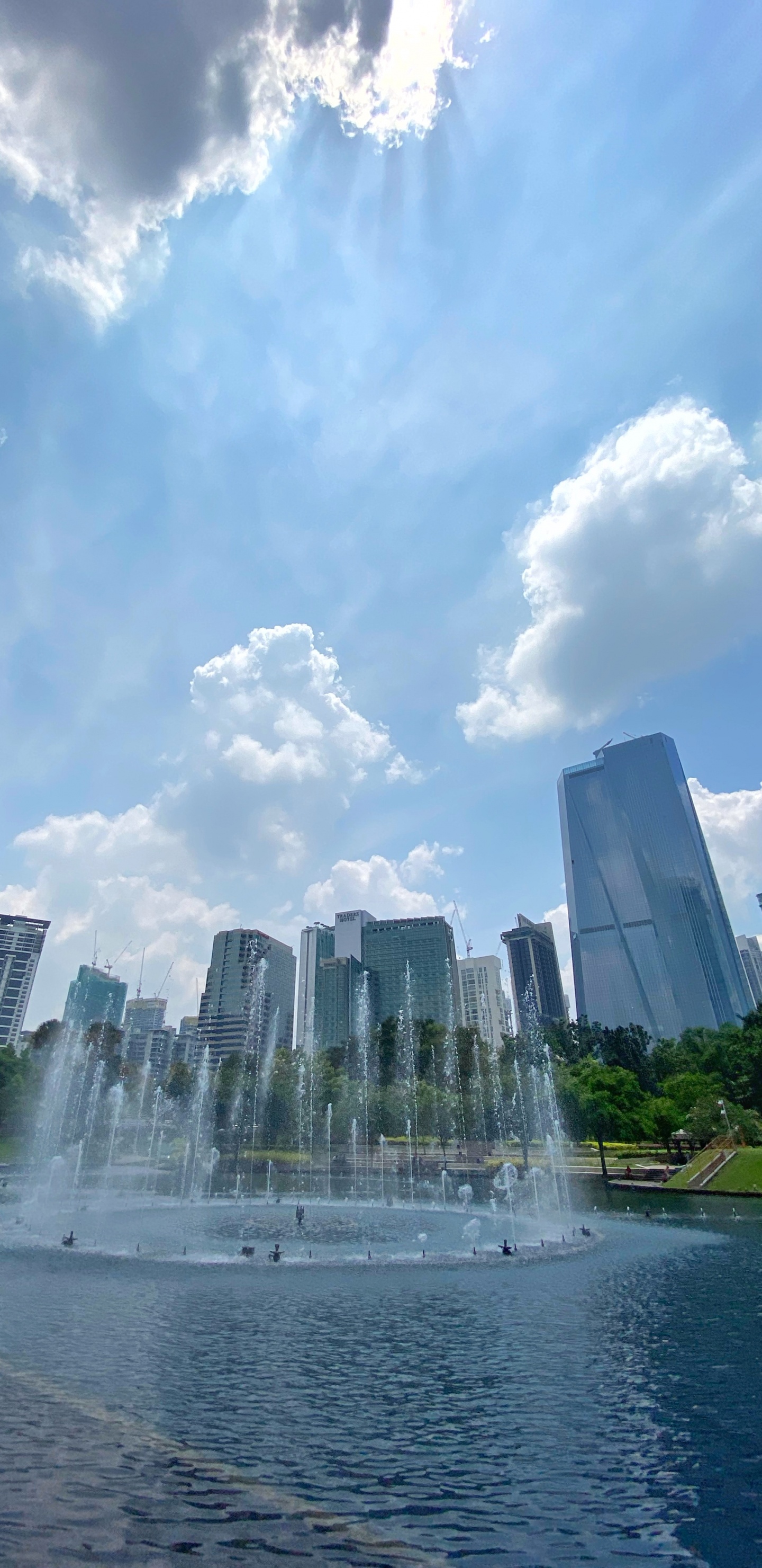 Обои природа, пейзажи гор, гидроресурсы, водопад, дневное время в разрешении 1440x2960