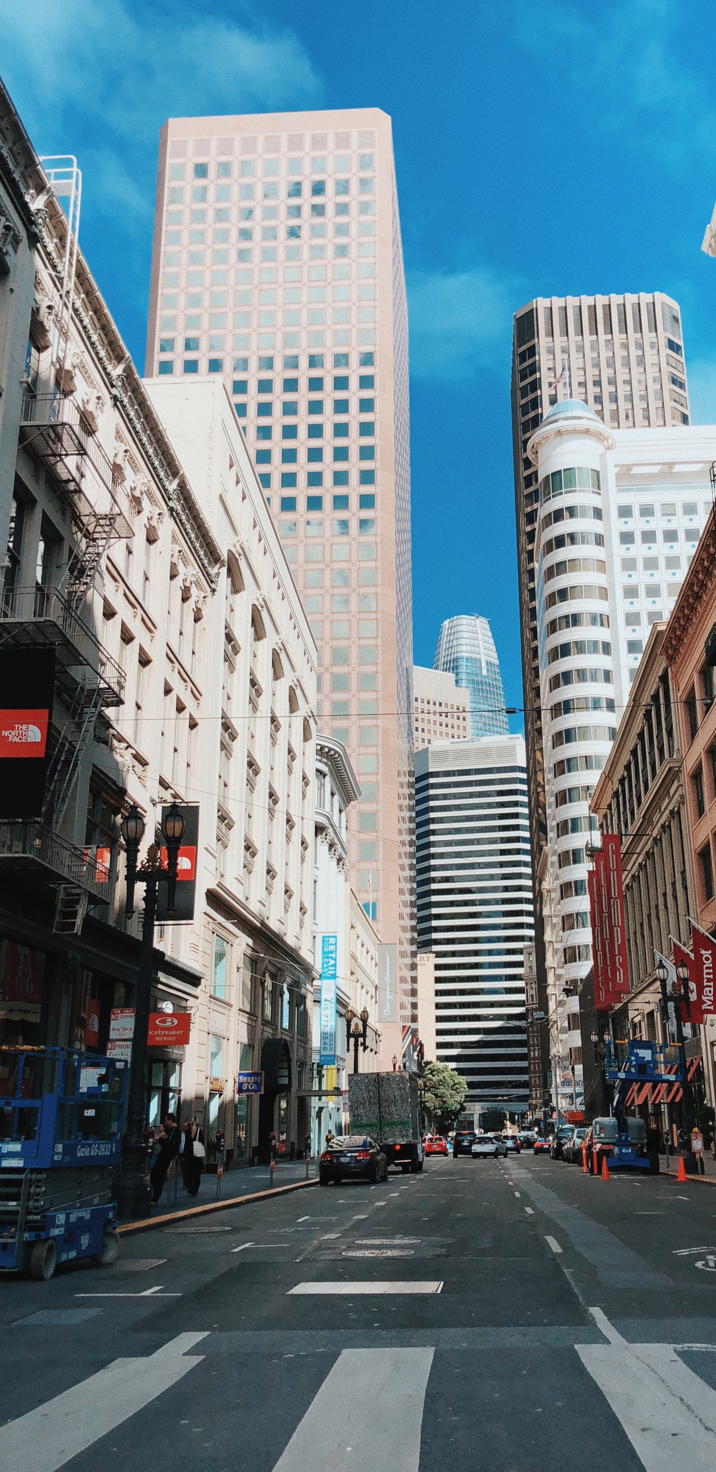 Обои Нью-Йорк, окно, дорога, башня, городской район в разрешении 1440x2960