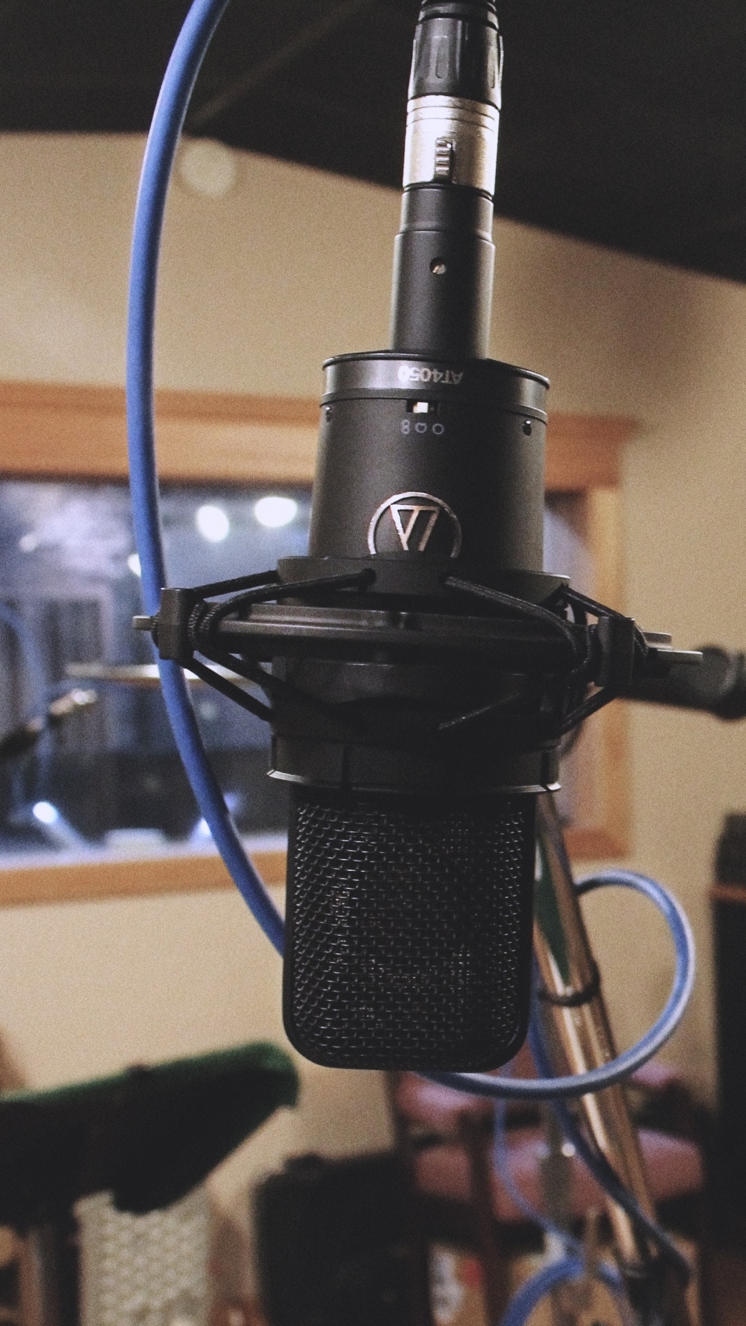 Обои микрофон, студия звукозаписи, студия, микрофонная стойка, звуковое оборудование в разрешении 1080x1920