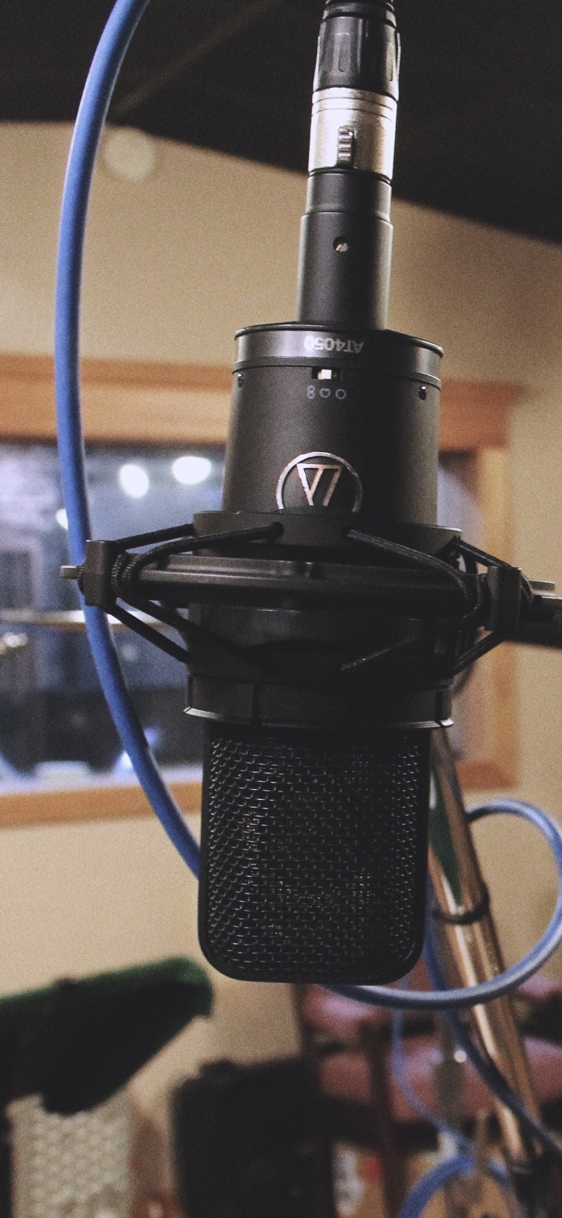 Обои микрофон, студия звукозаписи, студия, микрофонная стойка, звуковое оборудование в разрешении 1125x2436