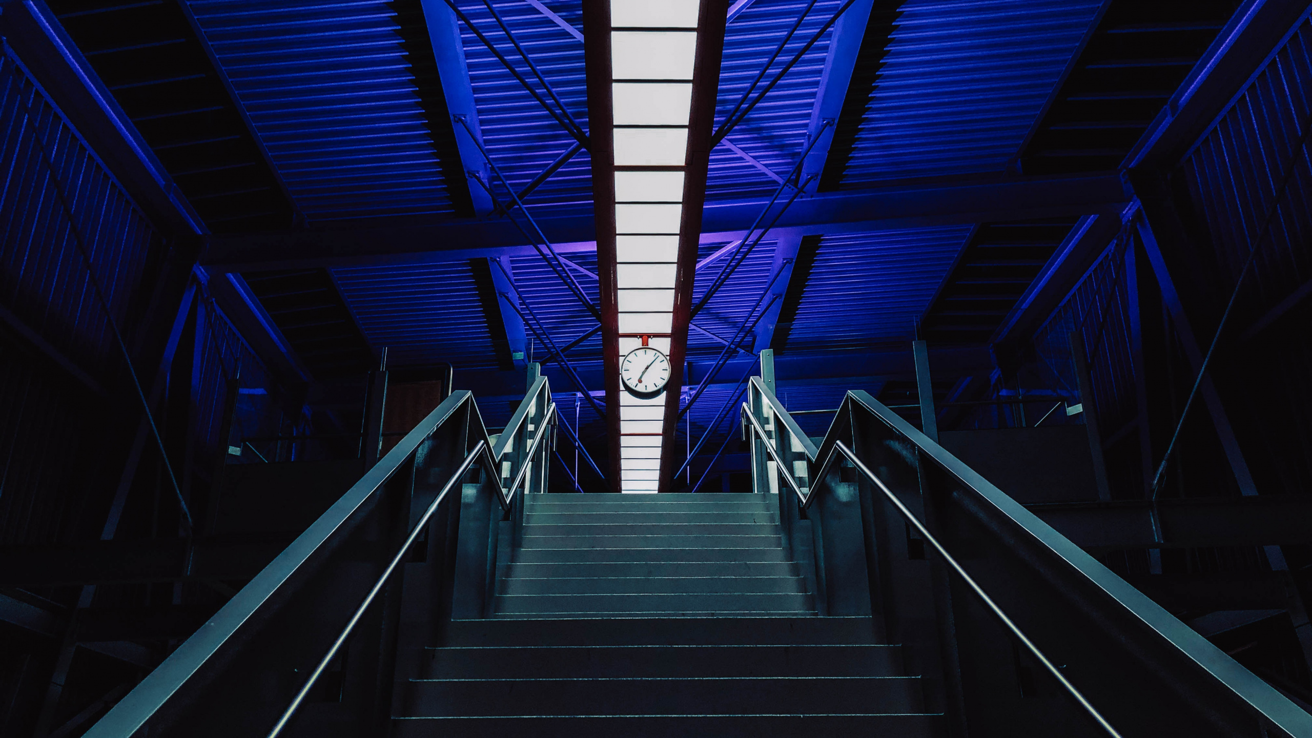 Обои освещение, синий, свет, архитектура, электрик в разрешении 2560x1440