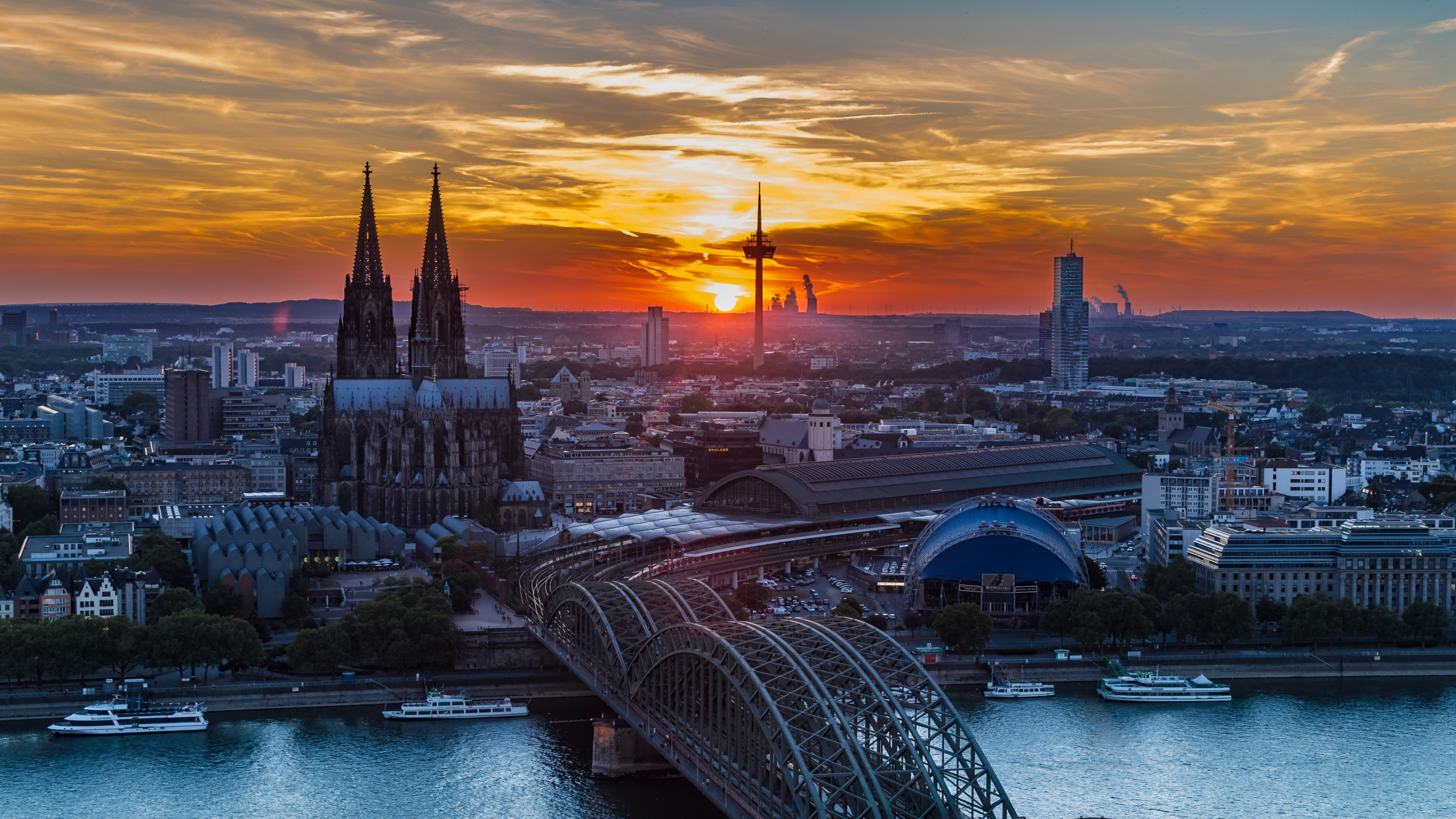 Обои городской пейзаж, город, ориентир, городской район, закат в разрешении 2560x1440