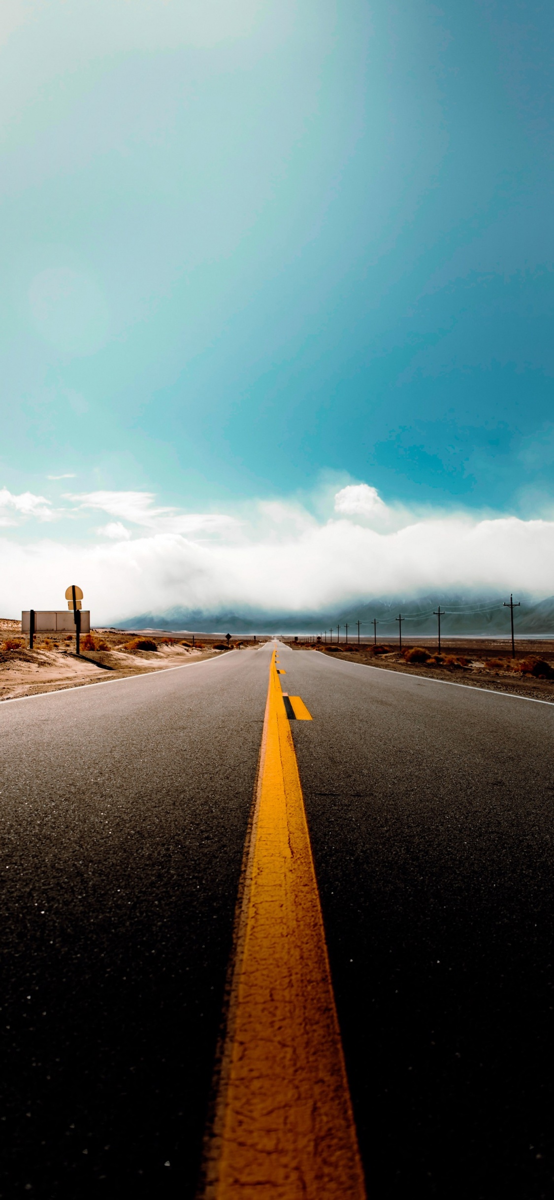 Обои дорожное покрытие, дорога, Tarmacadam, облако, атмосфера в разрешении 1125x2436