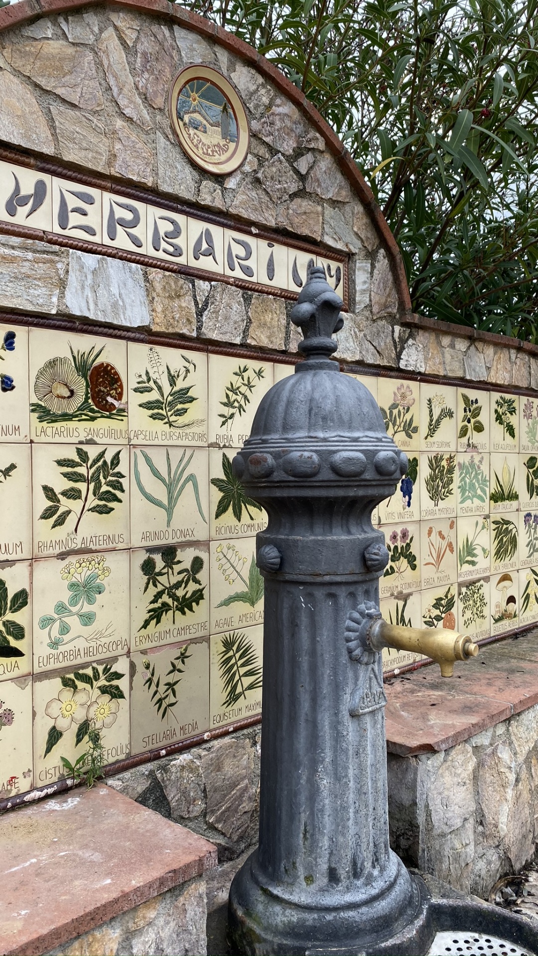 Обои резьба по камню, памятник, историческое место, железо, металл в разрешении 1080x1920