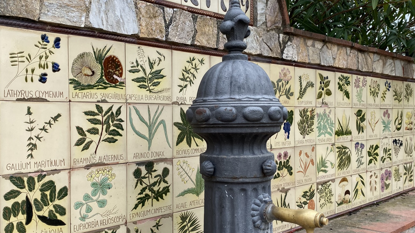 Обои резьба по камню, памятник, историческое место, железо, металл в разрешении 1366x768