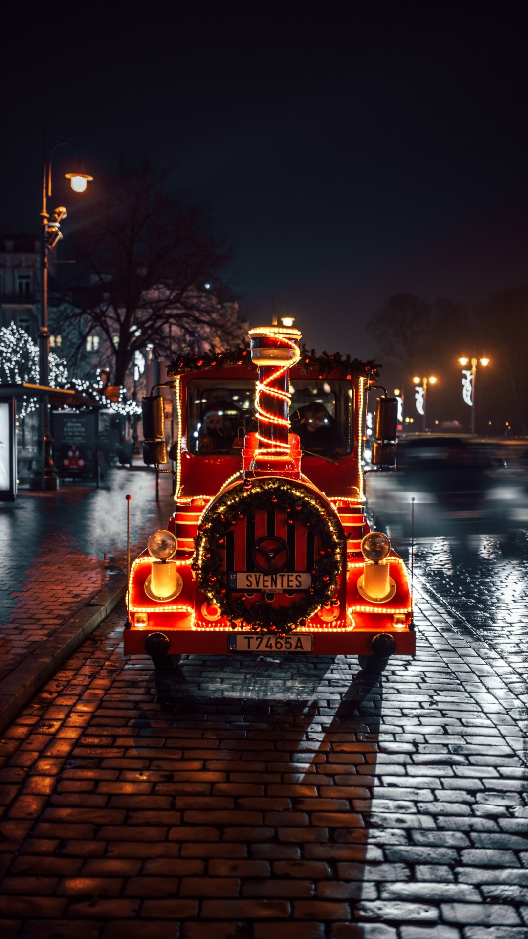 Обои город, Король, пост, фара, новогодняя елка в разрешении 1080x1920