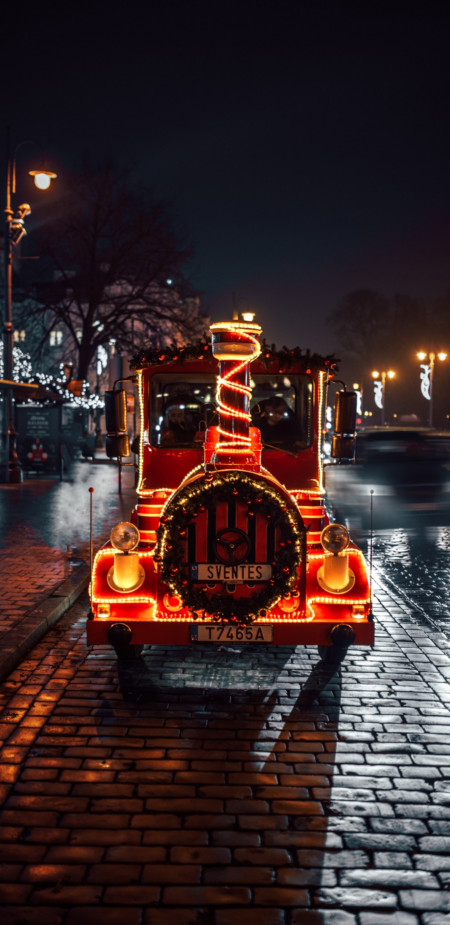 Обои город, Король, пост, фара, новогодняя елка в разрешении 1440x2960