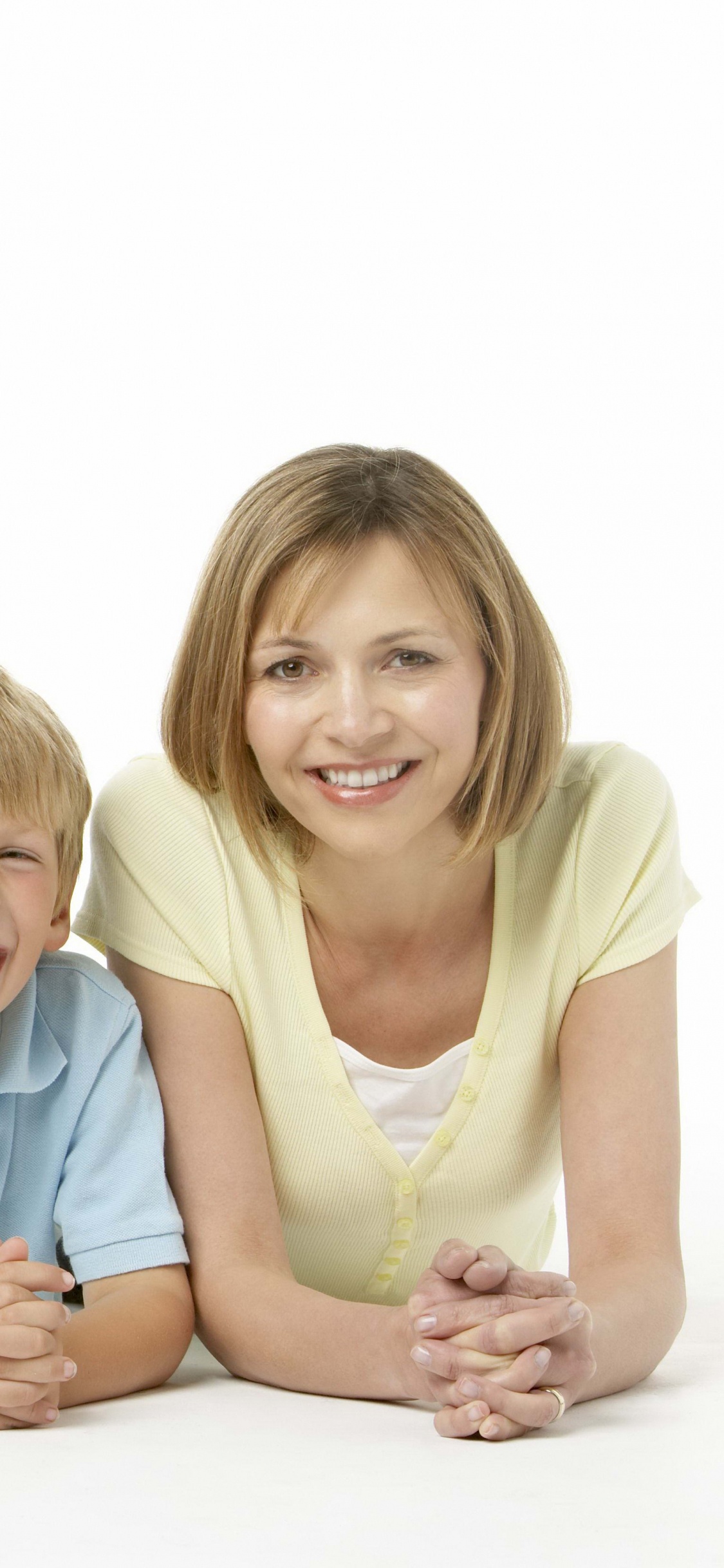 Обои семья, люди, ребенок, забава, пожилой человек в разрешении 1125x2436