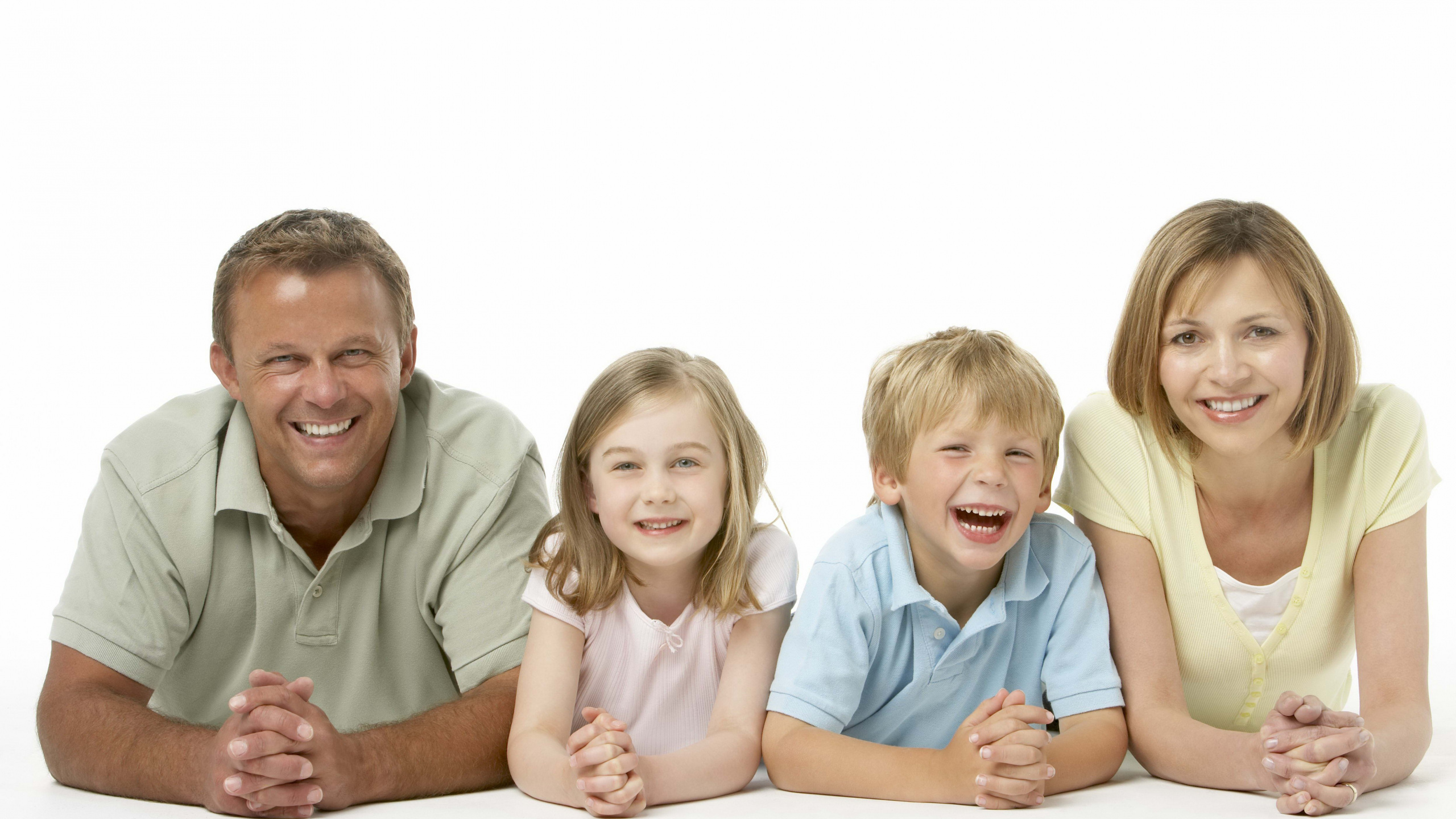 Обои семья, люди, ребенок, забава, пожилой человек в разрешении 2560x1440