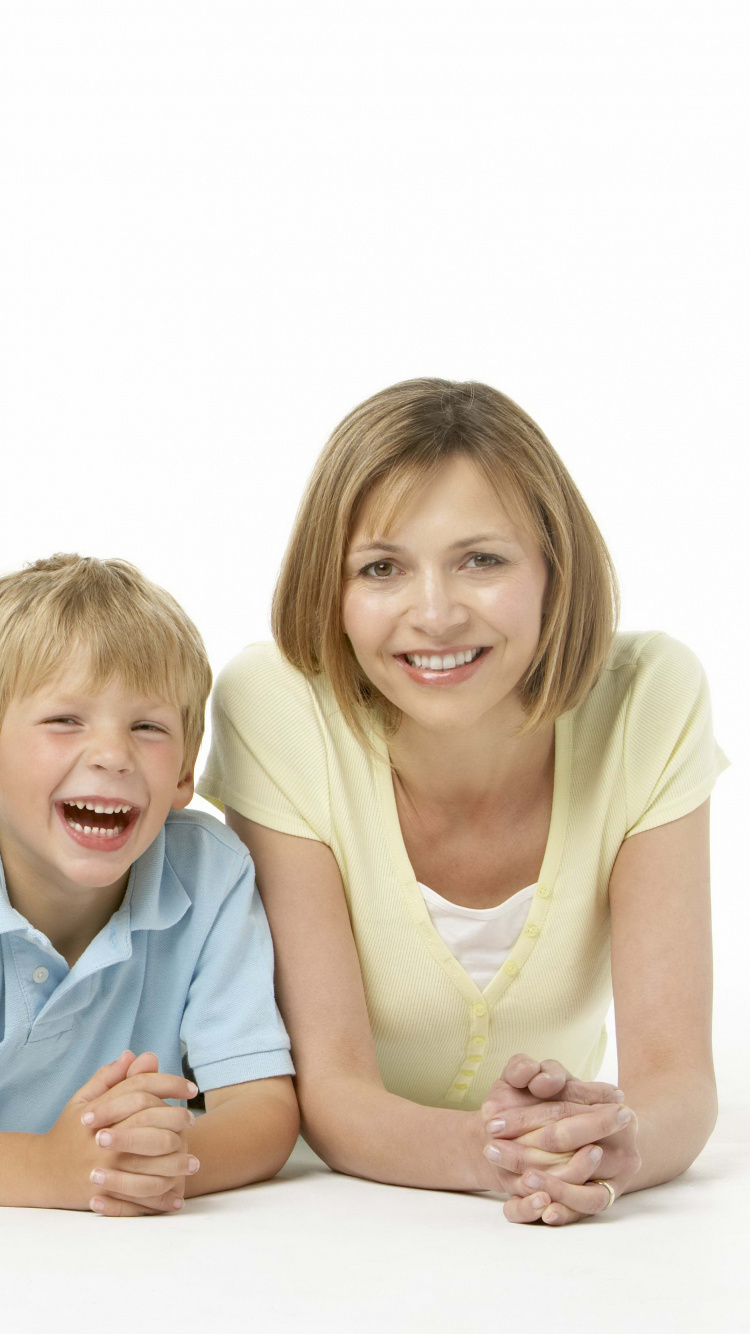 Обои семья, люди, ребенок, забава, пожилой человек в разрешении 750x1334