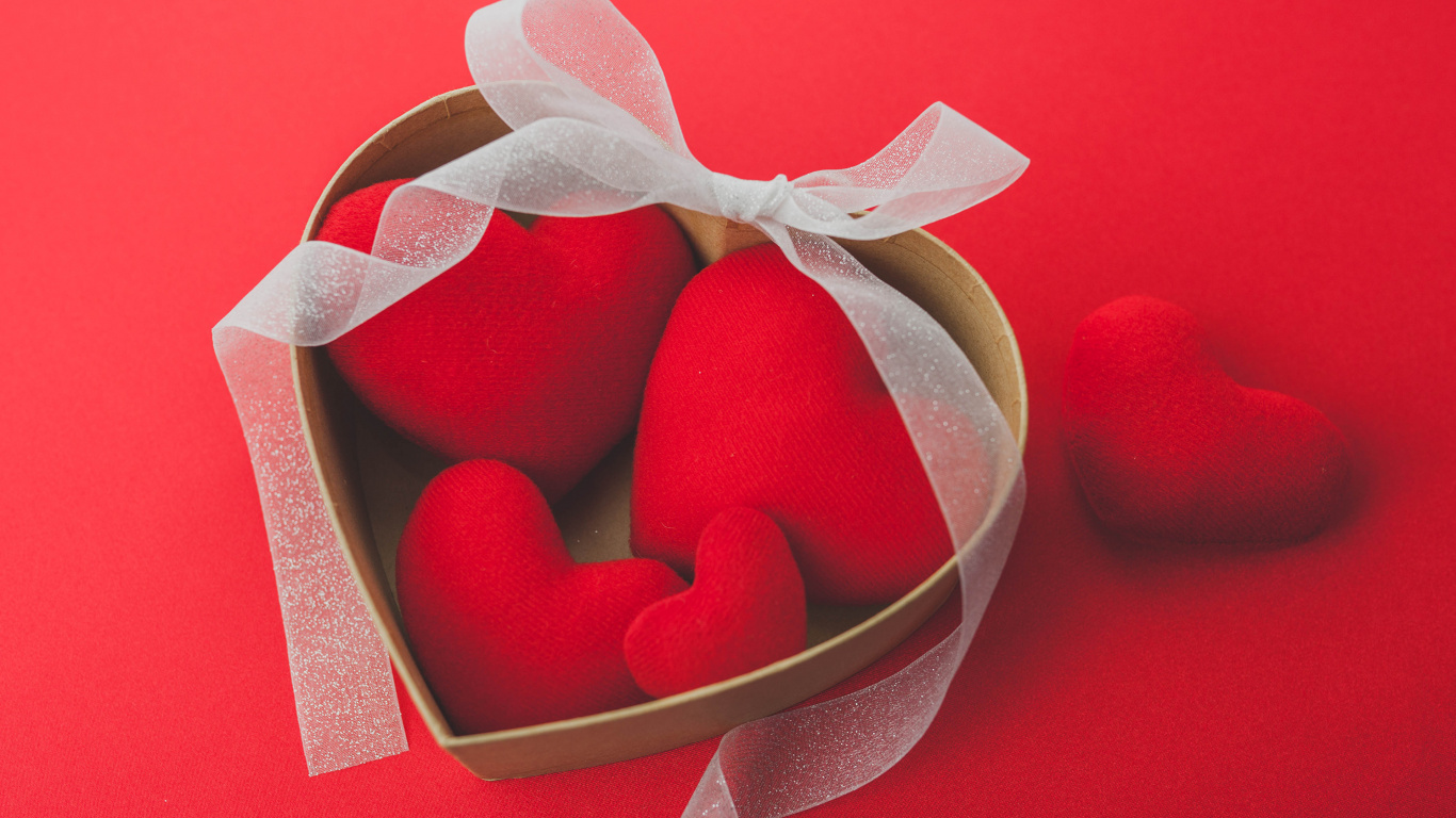 Обои сердце, День Святого Валентина, свадебные сувениры, муж, лепесток в разрешении 1366x768