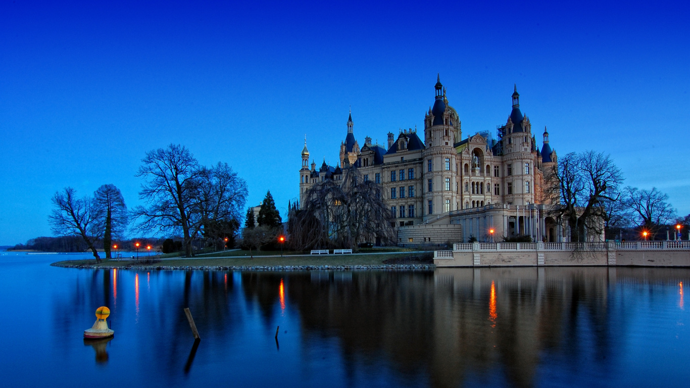 Обои Шверинский замок, замок, дворец, отражение, вода в разрешении 1366x768