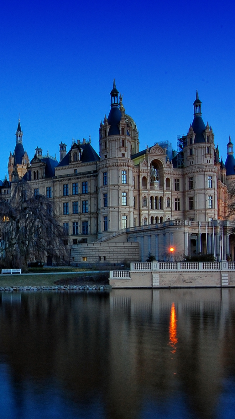 Обои Шверинский замок, замок, дворец, отражение, вода в разрешении 750x1334