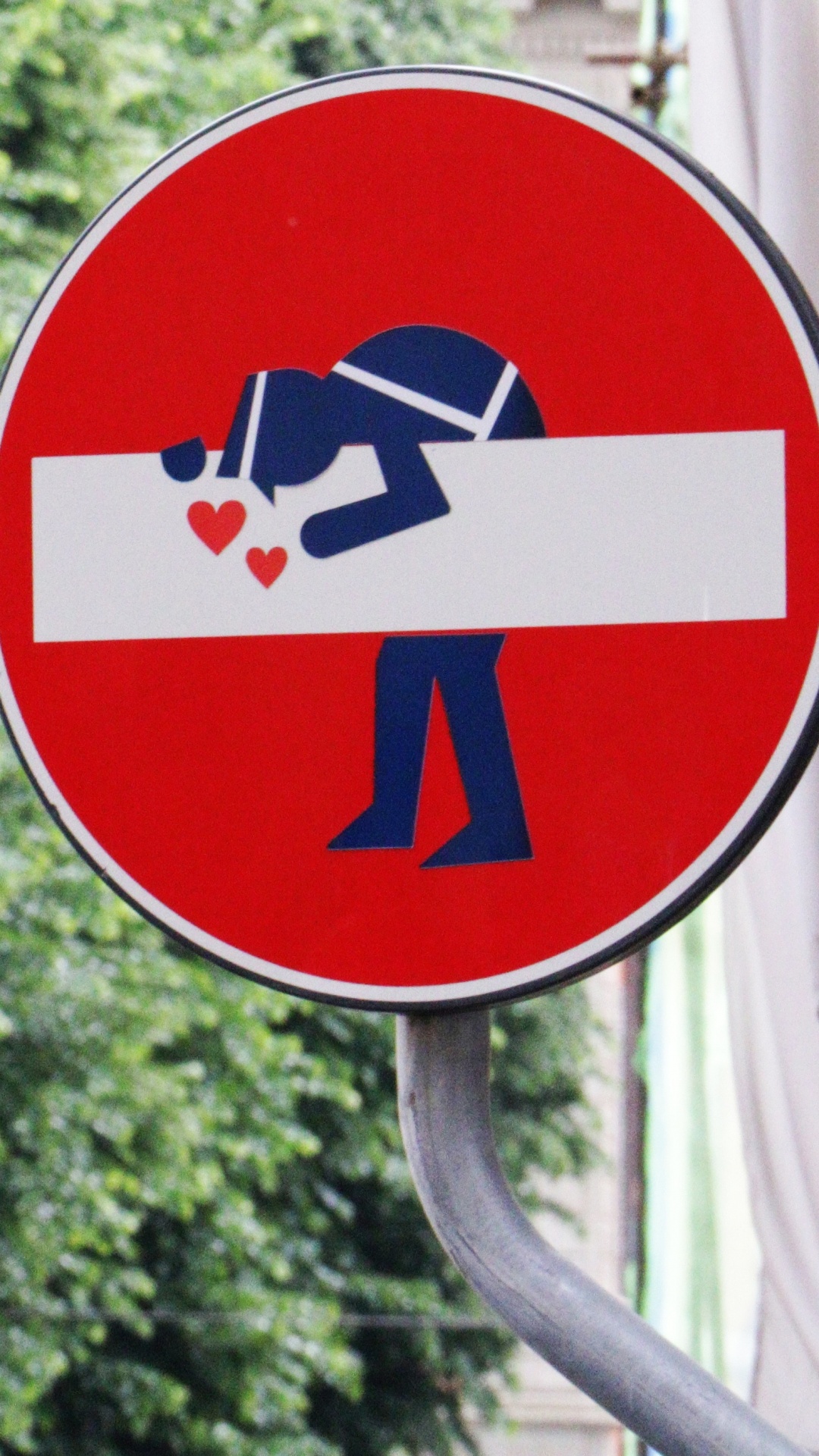 Обои вывеска, зеленый, знак, дорожный знак, дерево в разрешении 1080x1920