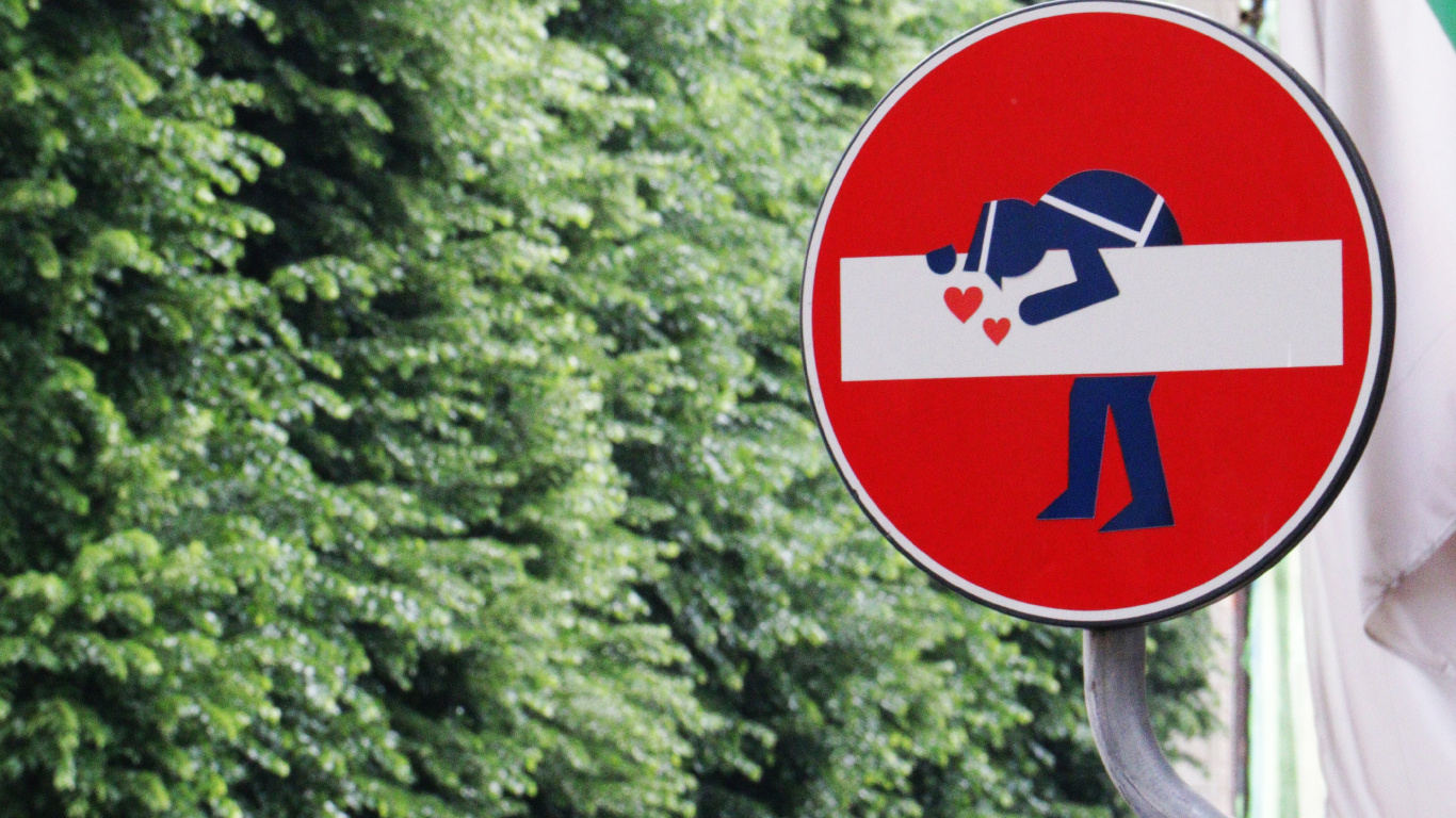 Обои вывеска, зеленый, знак, дорожный знак, дерево в разрешении 1366x768