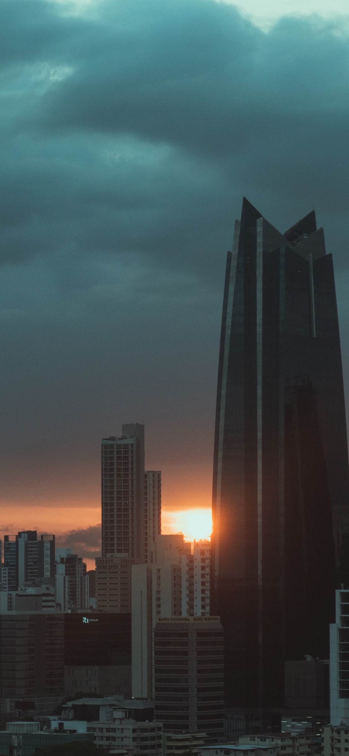 Обои городской пейзаж, облако, здание, небоскреб, атмосфера в разрешении 1125x2436
