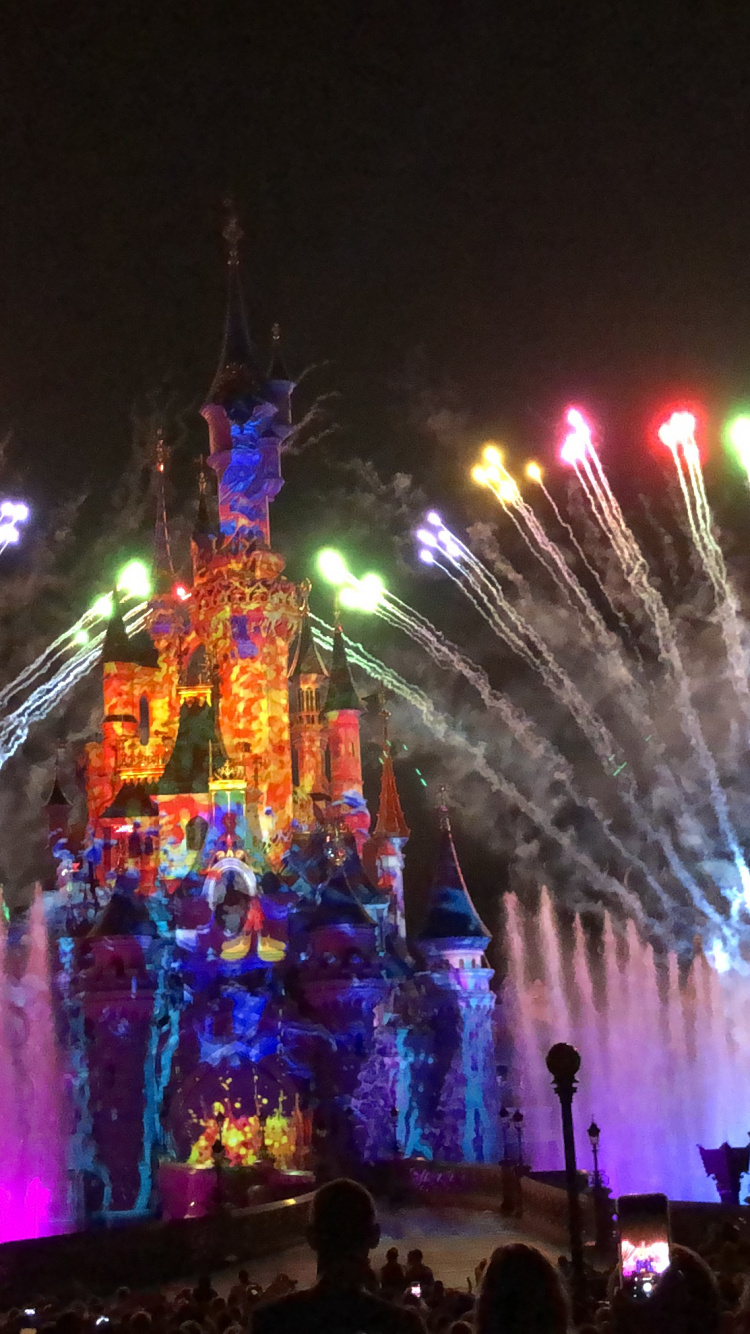 Обои Диснейленд, салют, канун Нового года, Рождественские огни, достопримечательность в разрешении 750x1334