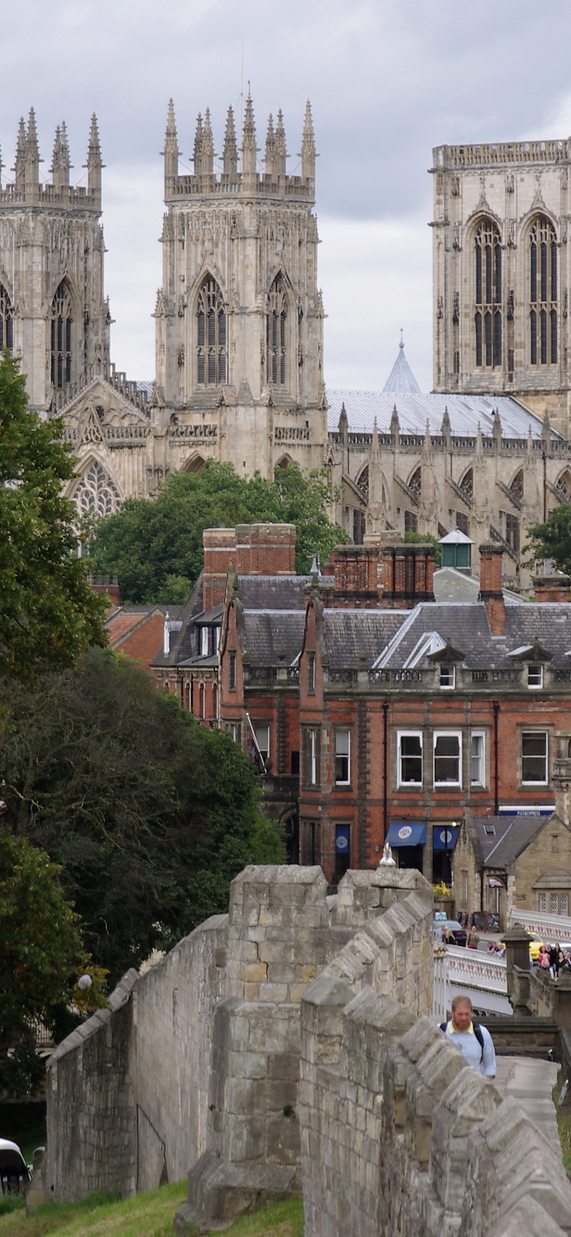 Обои здание, город, дерево, турпутевки, столица в разрешении 1125x2436