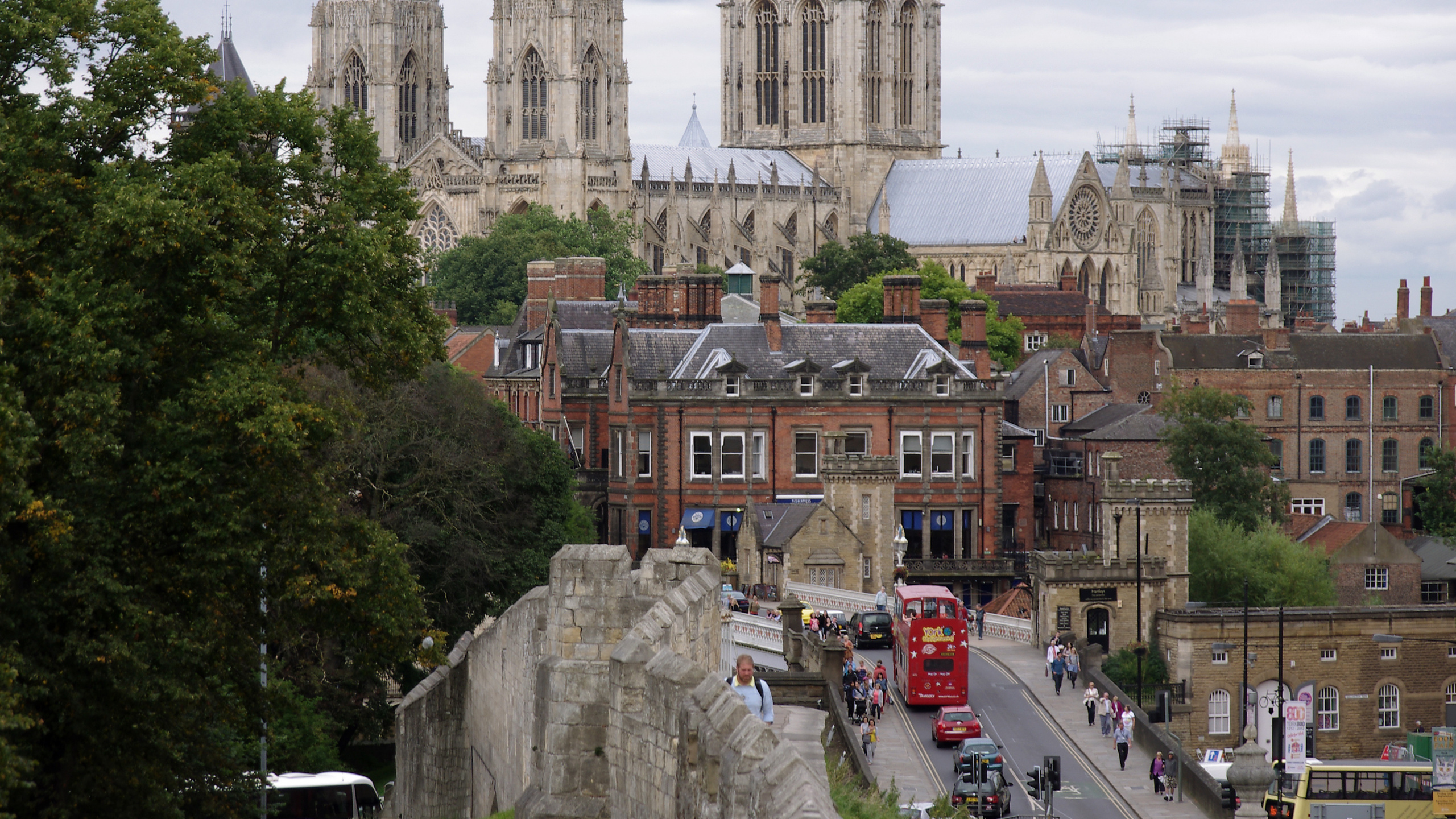 Обои здание, город, дерево, турпутевки, столица в разрешении 2560x1440