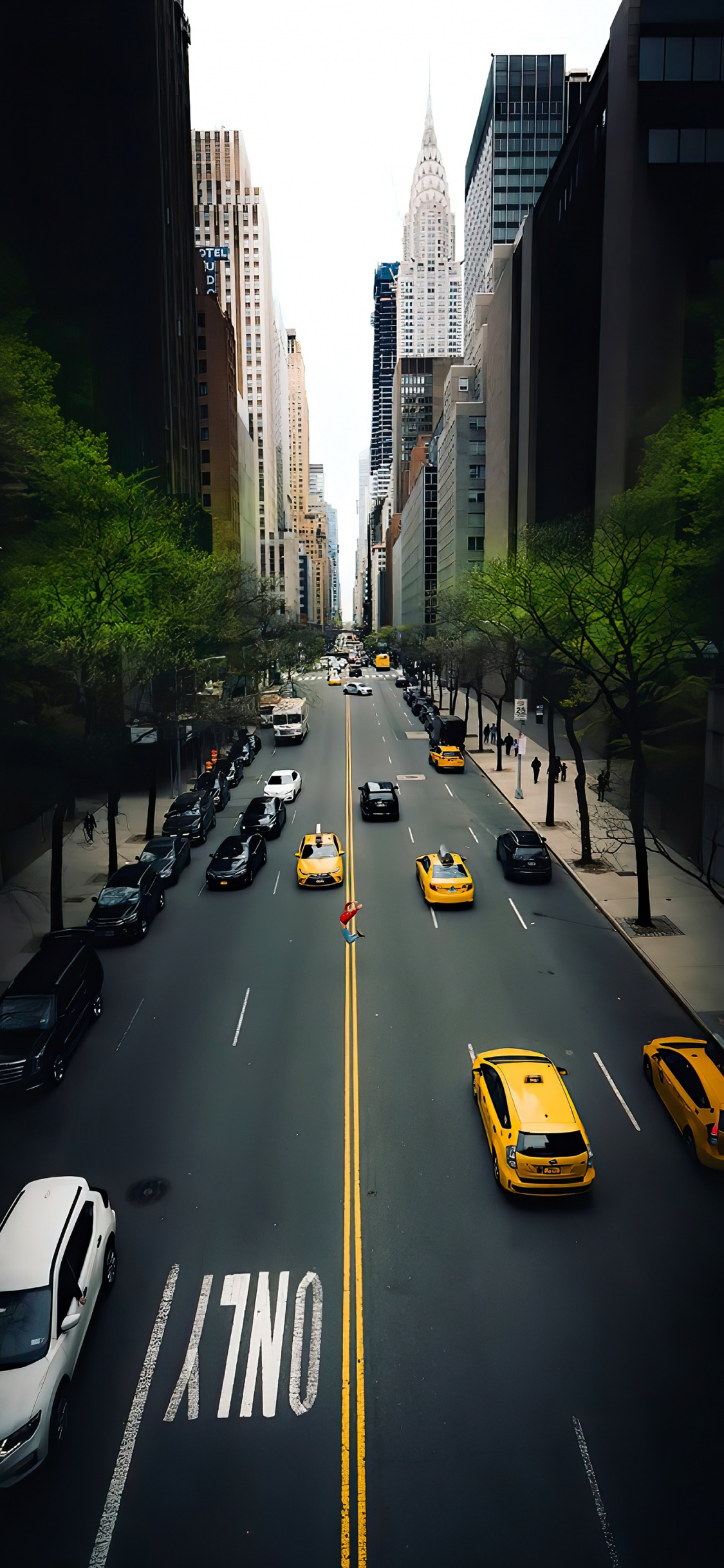 Обои городской автомобиль, легковые автомобили, здание, небоскреб, автомобильное освещение в разрешении 1125x2436