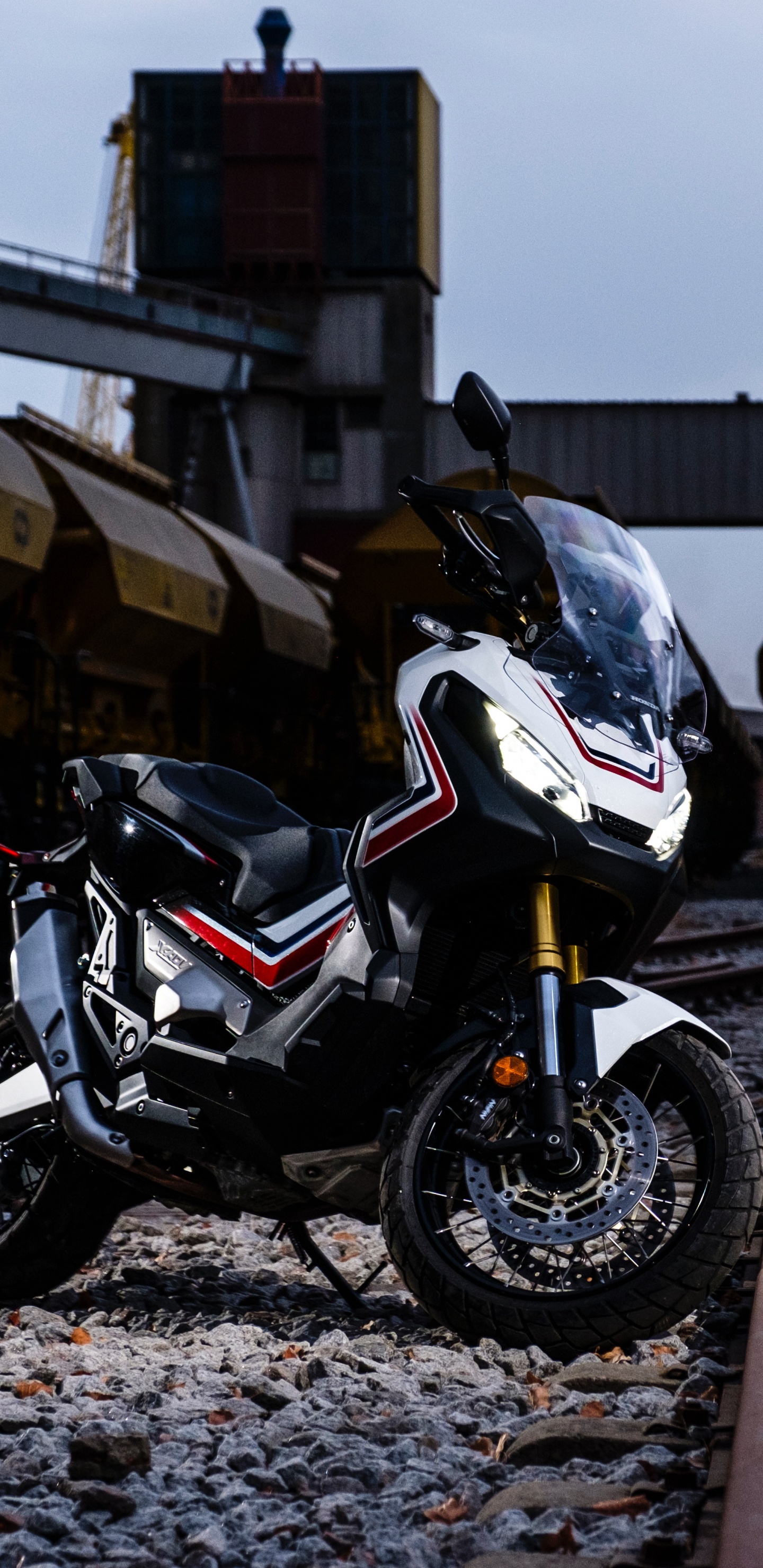 Обои мотоцикл, велосипед, транспорт, трек, автомобильные запчасти в разрешении 1440x2960