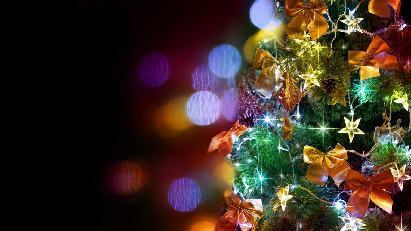 Обои Рождественский день, елка, рождественский орнамент, освещение, Рождественские украшения в разрешении 1366x768