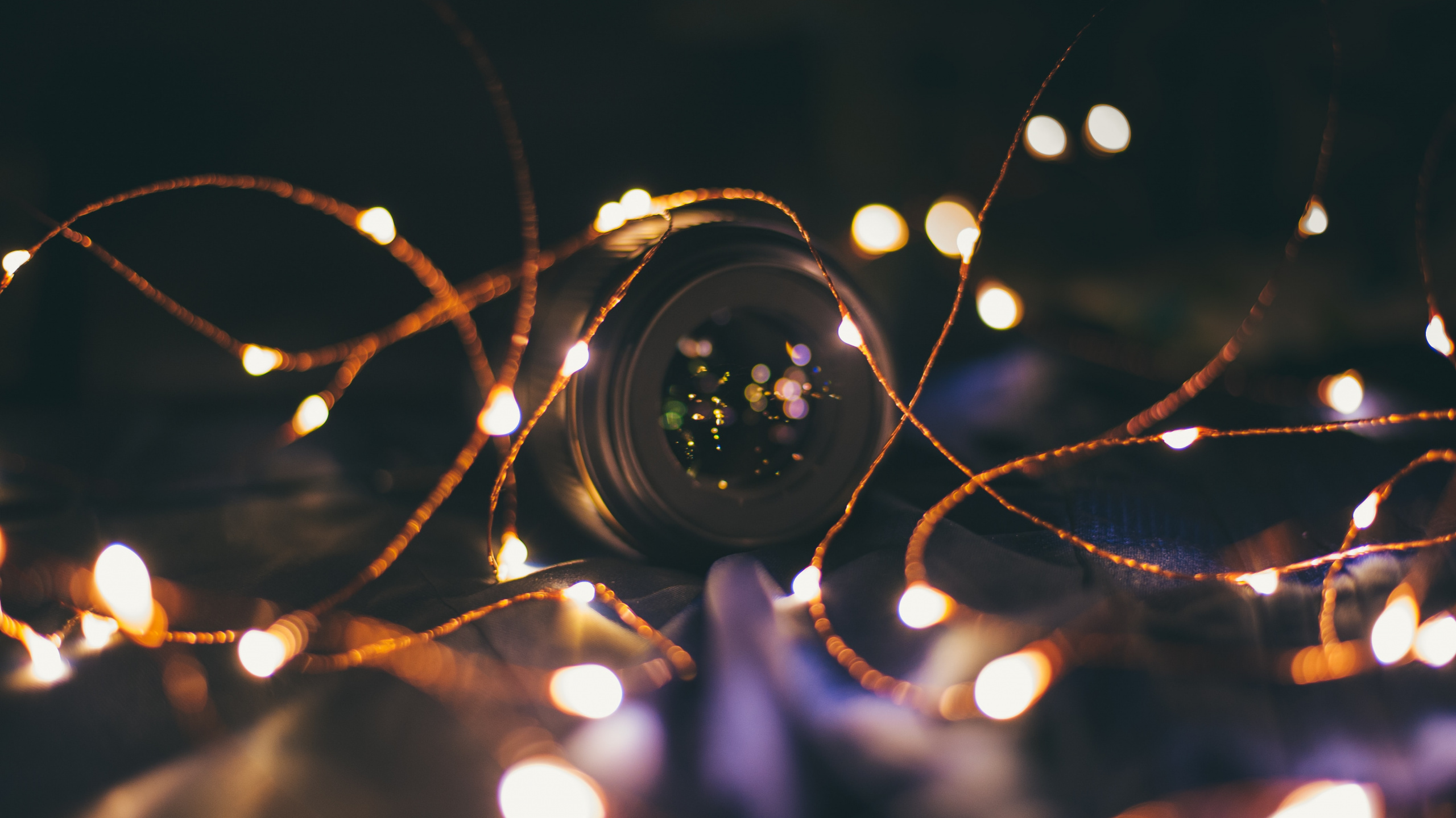 Обои круг, гирлянда, Лампа накаливания, ночь, освещение в разрешении 2560x1440