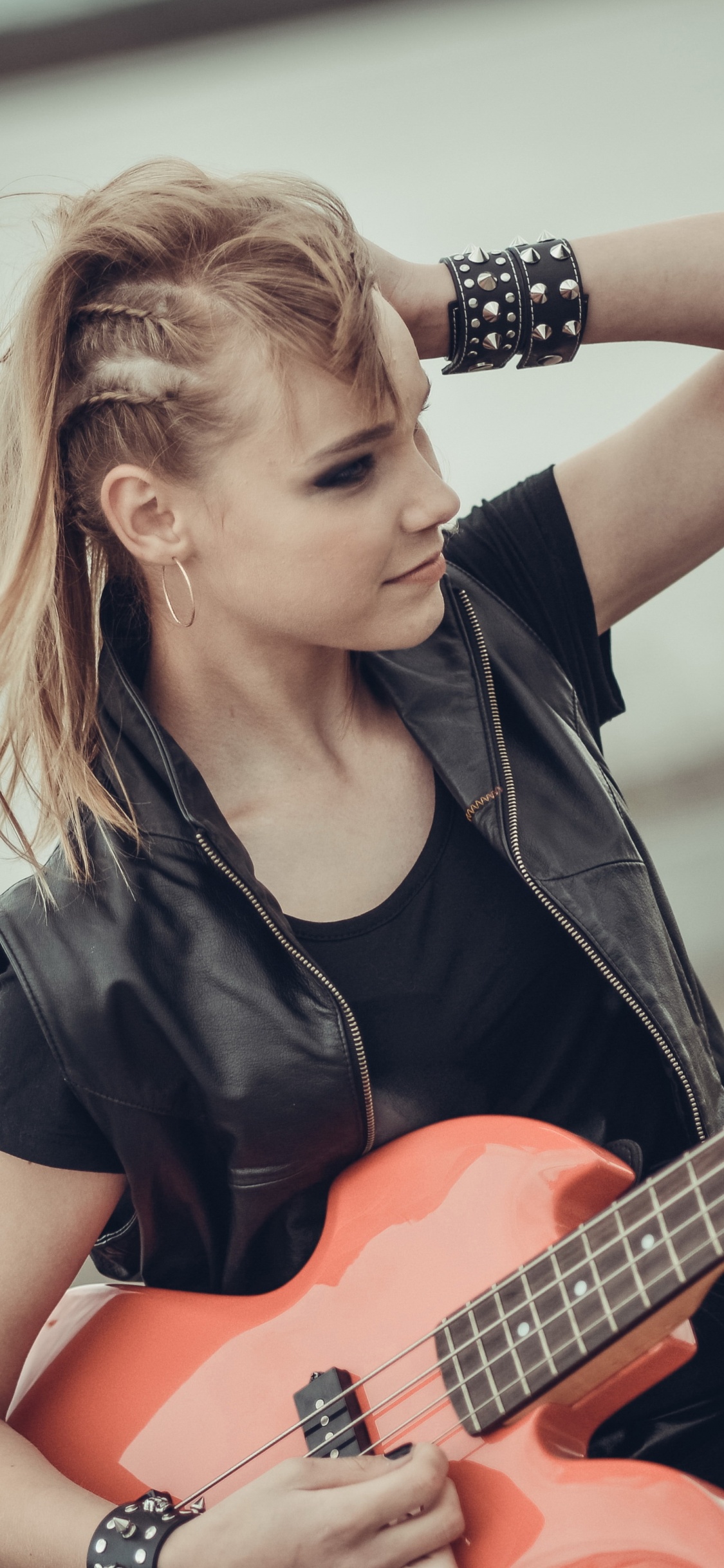 Обои гитара, гитарист, музыкальный инструмент, музыкант, щипковые струнные инструменты в разрешении 1125x2436