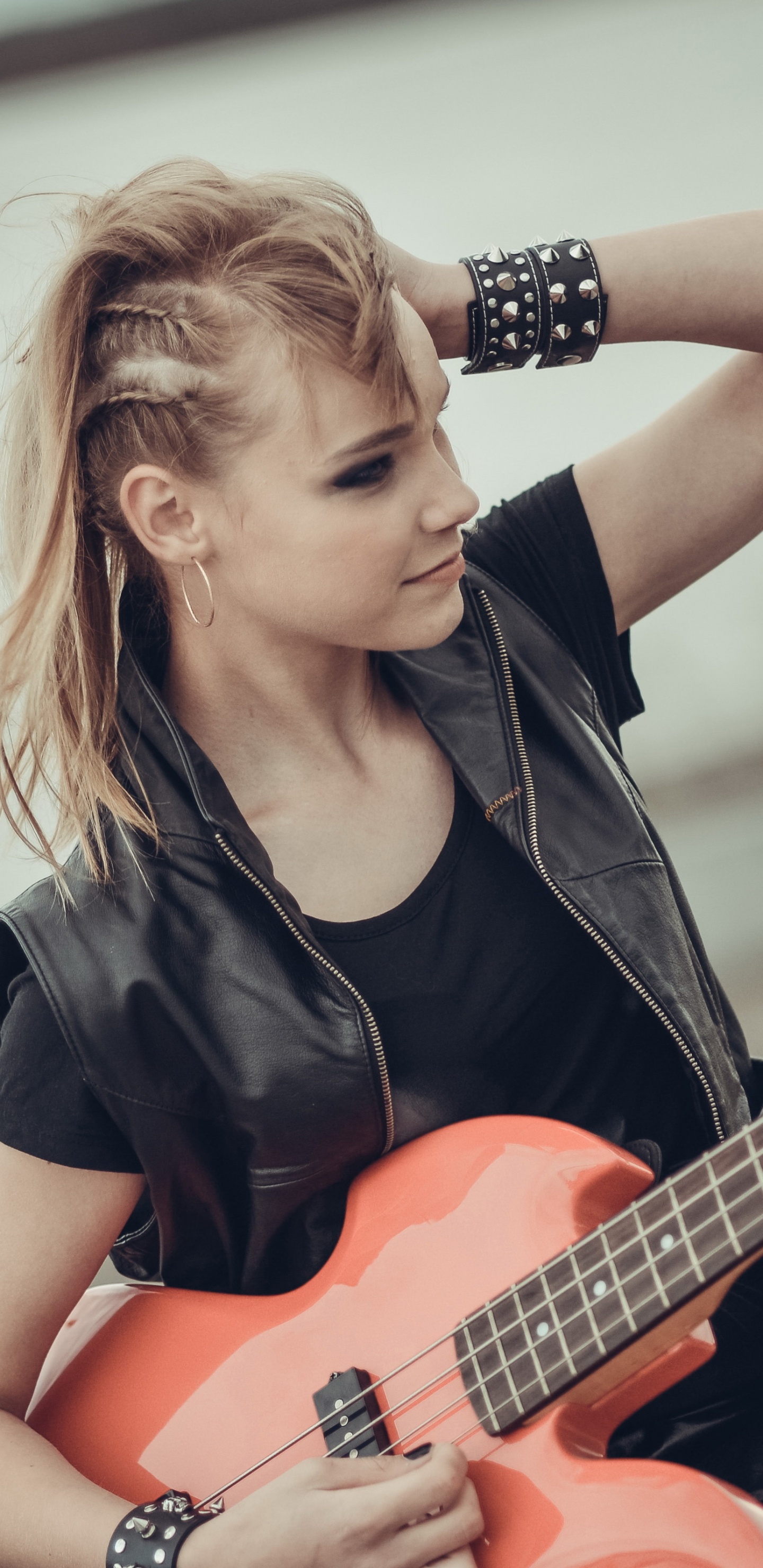 Обои гитара, гитарист, музыкальный инструмент, музыкант, щипковые струнные инструменты в разрешении 1440x2960