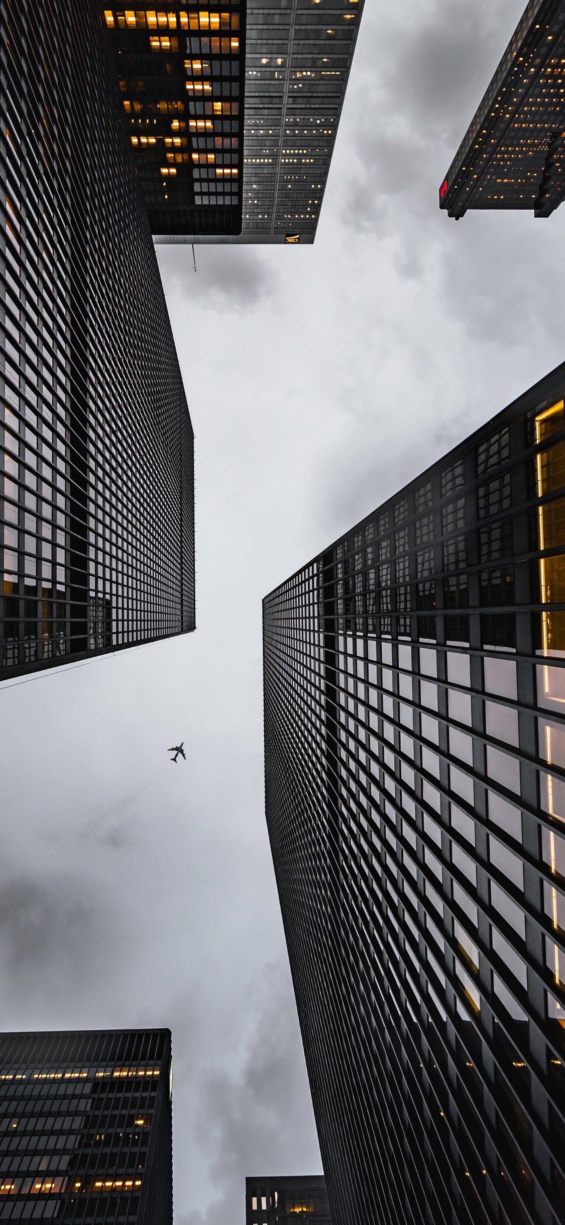 Обои здание, небоскреб, свет, облако, башня в разрешении 1125x2436