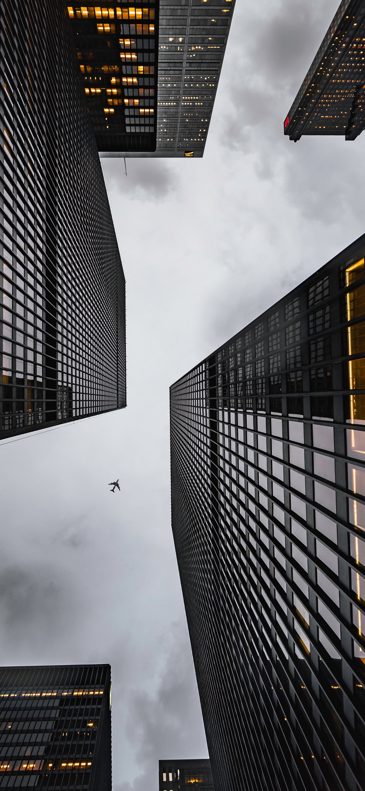 Обои здание, небоскреб, свет, облако, башня в разрешении 1242x2688