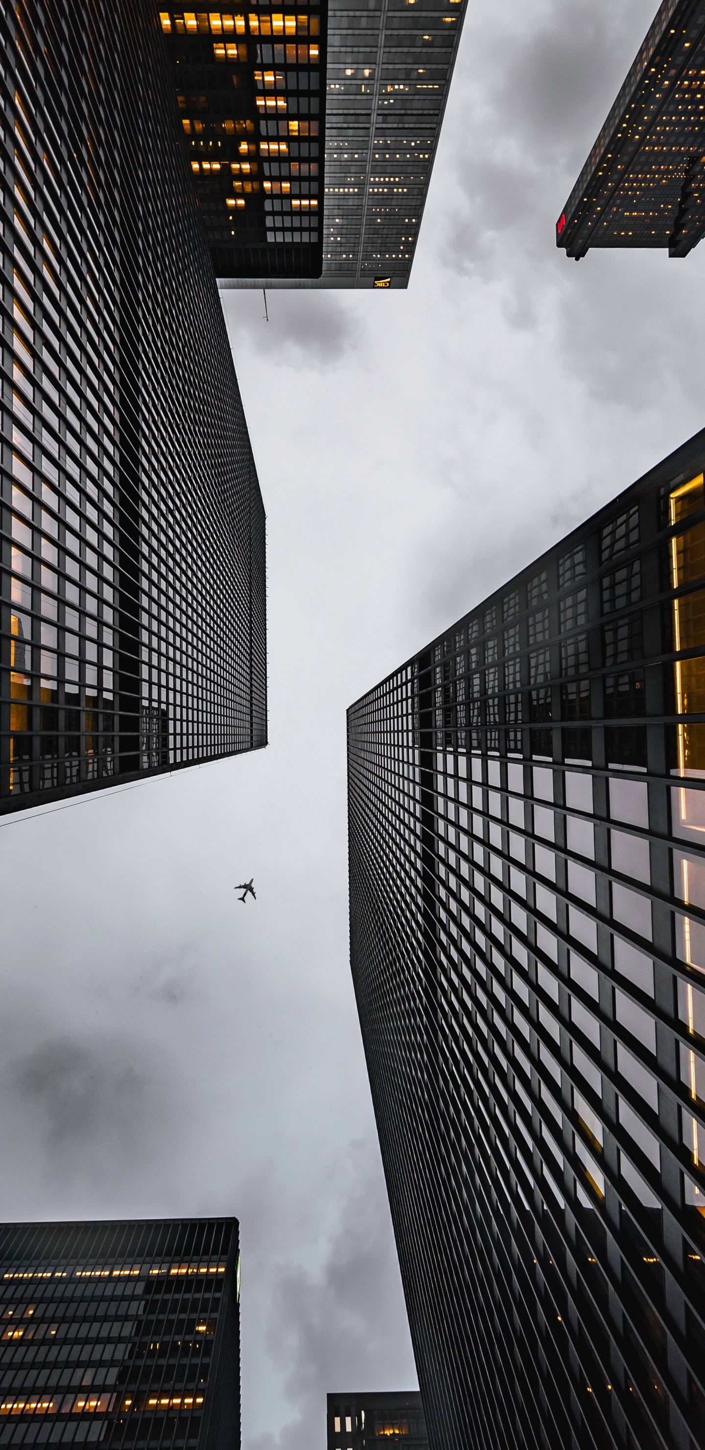 Обои здание, небоскреб, свет, облако, башня в разрешении 1440x2960