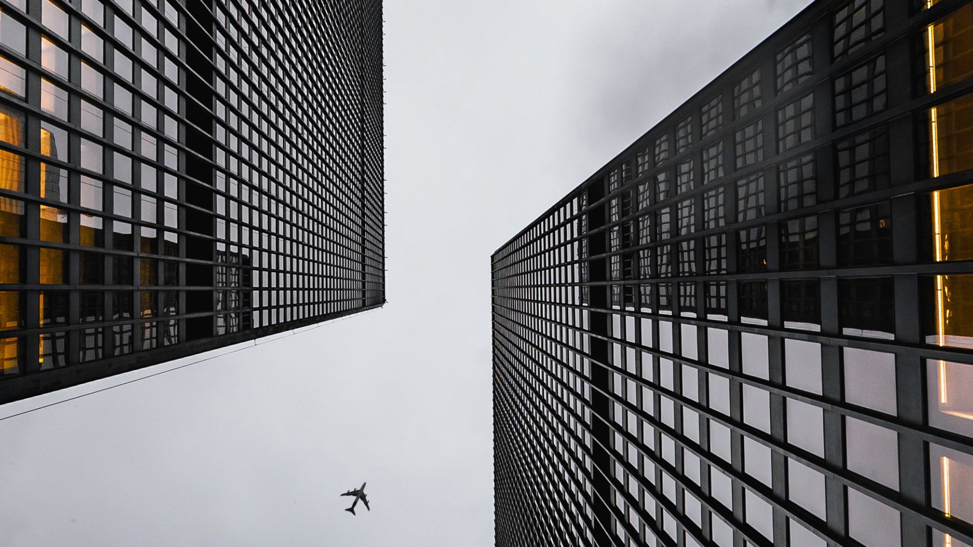 Обои здание, небоскреб, свет, облако, башня в разрешении 1920x1080