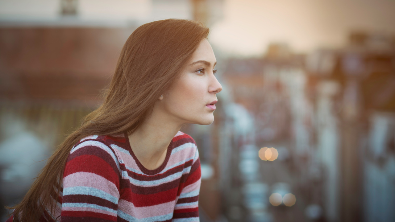 Обои городской пейзаж, волосы, лицо, красота, красный цвет в разрешении 1280x720