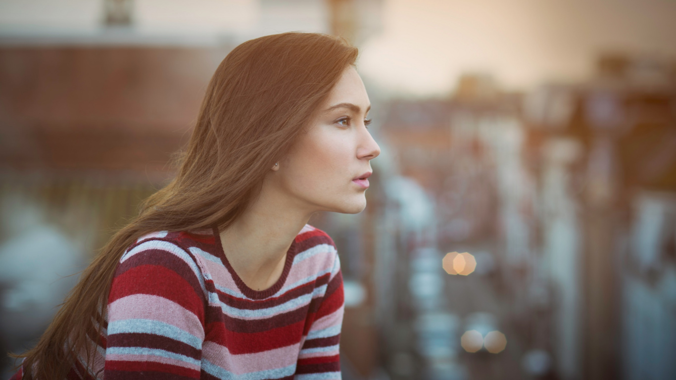 Обои городской пейзаж, волосы, лицо, красота, красный цвет в разрешении 1366x768